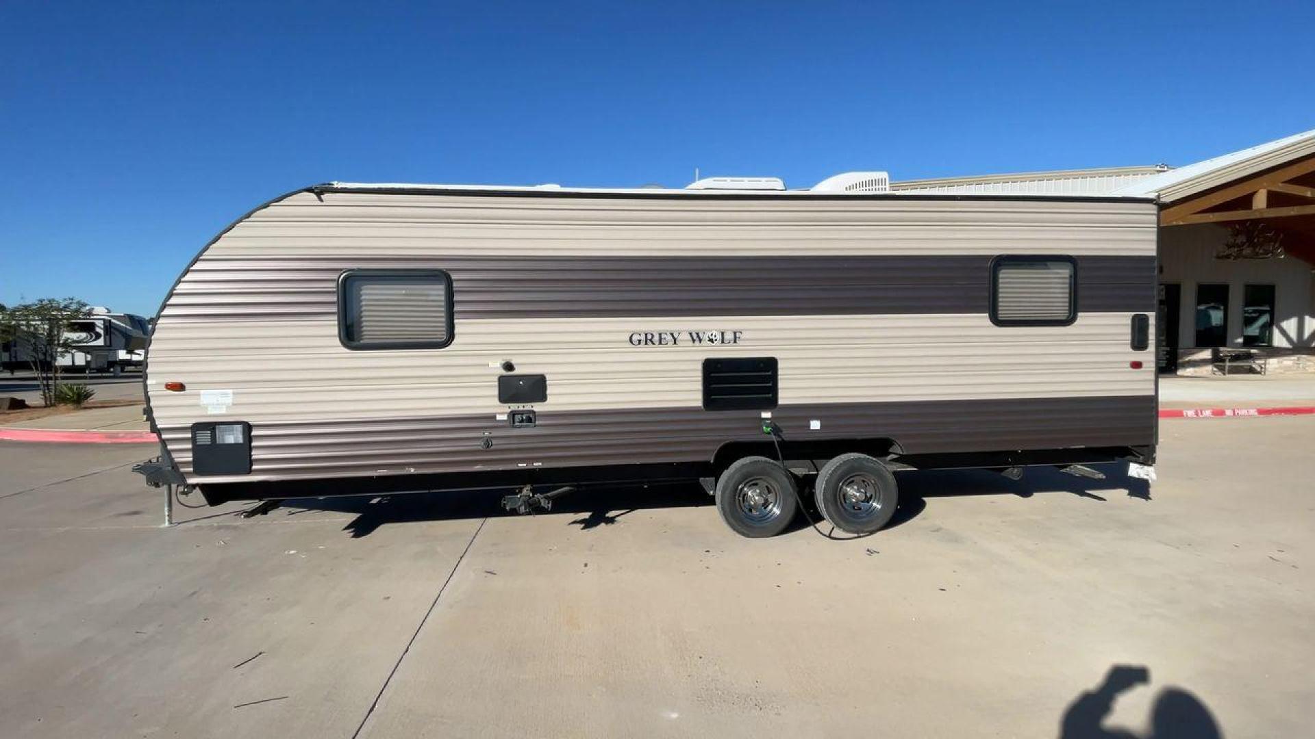 2018 FOREST RIVER GREY WOLF 22RR (4X4TCKX2XJK) , Length: 28.83 ft. ft | Dry Weight: 4,871 lbs | Gross Weight: 7,686 lbs.| Slides: 0 transmission, located at 4319 N Main Street, Cleburne, TX, 76033, (817) 221-0660, 32.435829, -97.384178 - Introducing the 2018 Forest River Grey Wolf 22RR, a flexible and well-designed travel trailer ideal for explorers who want both comfort and functionality on the road. With a length of 28.83 feet and a dry weight of 4,871 pounds, this RV maintains a balance between spaciousness and lightweight towing - Photo#6