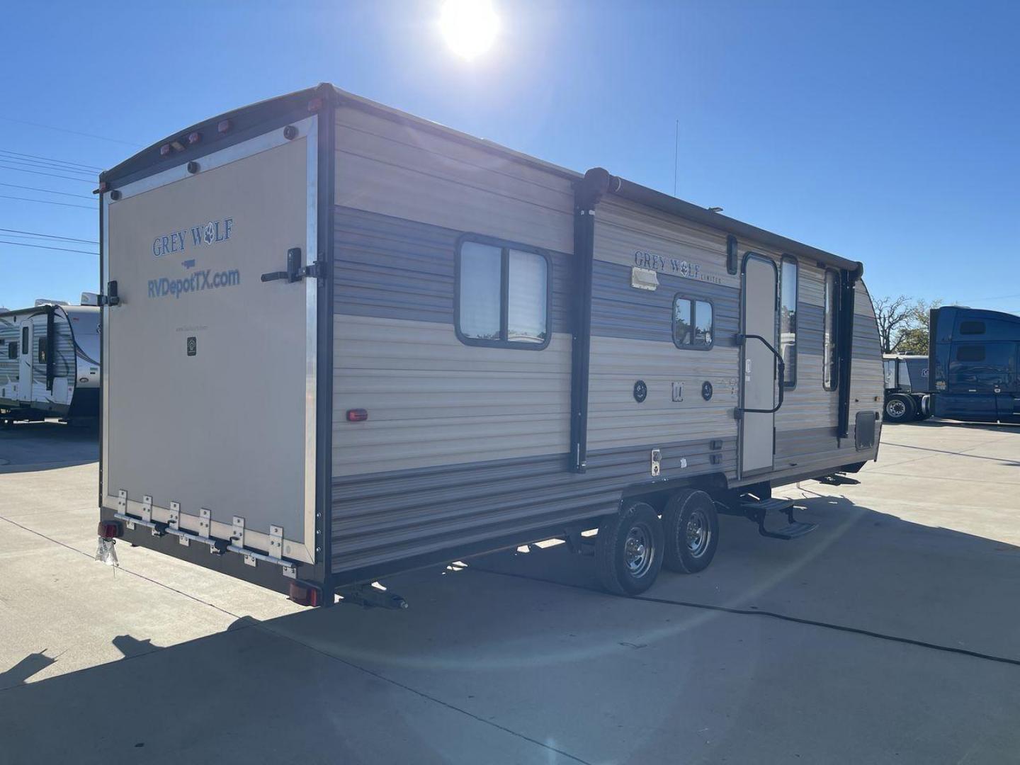 2018 FOREST RIVER GREY WOLF 22RR (4X4TCKX2XJK) , Length: 28.83 ft. ft | Dry Weight: 4,871 lbs | Gross Weight: 7,686 lbs.| Slides: 0 transmission, located at 4319 N Main Street, Cleburne, TX, 76033, (817) 221-0660, 32.435829, -97.384178 - Introducing the 2018 Forest River Grey Wolf 22RR, a flexible and well-designed travel trailer ideal for explorers who want both comfort and functionality on the road. With a length of 28.83 feet and a dry weight of 4,871 pounds, this RV maintains a balance between spaciousness and lightweight towing - Photo#24