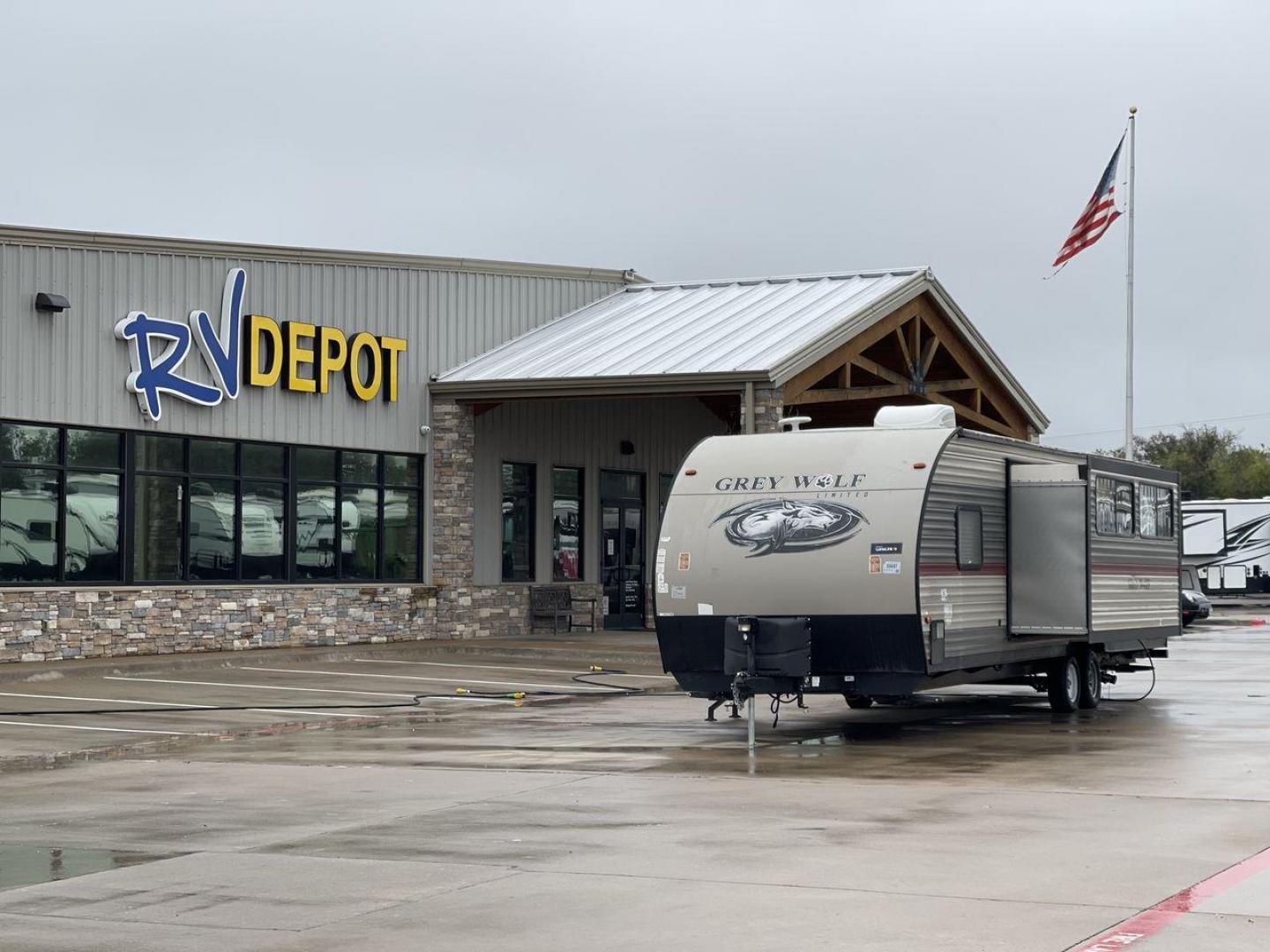 2018 FOREST RIVER GREY WOLF 29BH (4X4TCKE28JX) , Length: 33.92 ft. | Dry Weight: 6,314 lbs. | Gross Weight: 7,650 lbs. | Slides: 1 transmission, located at 4319 N Main Street, Cleburne, TX, 76033, (817) 221-0660, 32.435829, -97.384178 - Photo#0