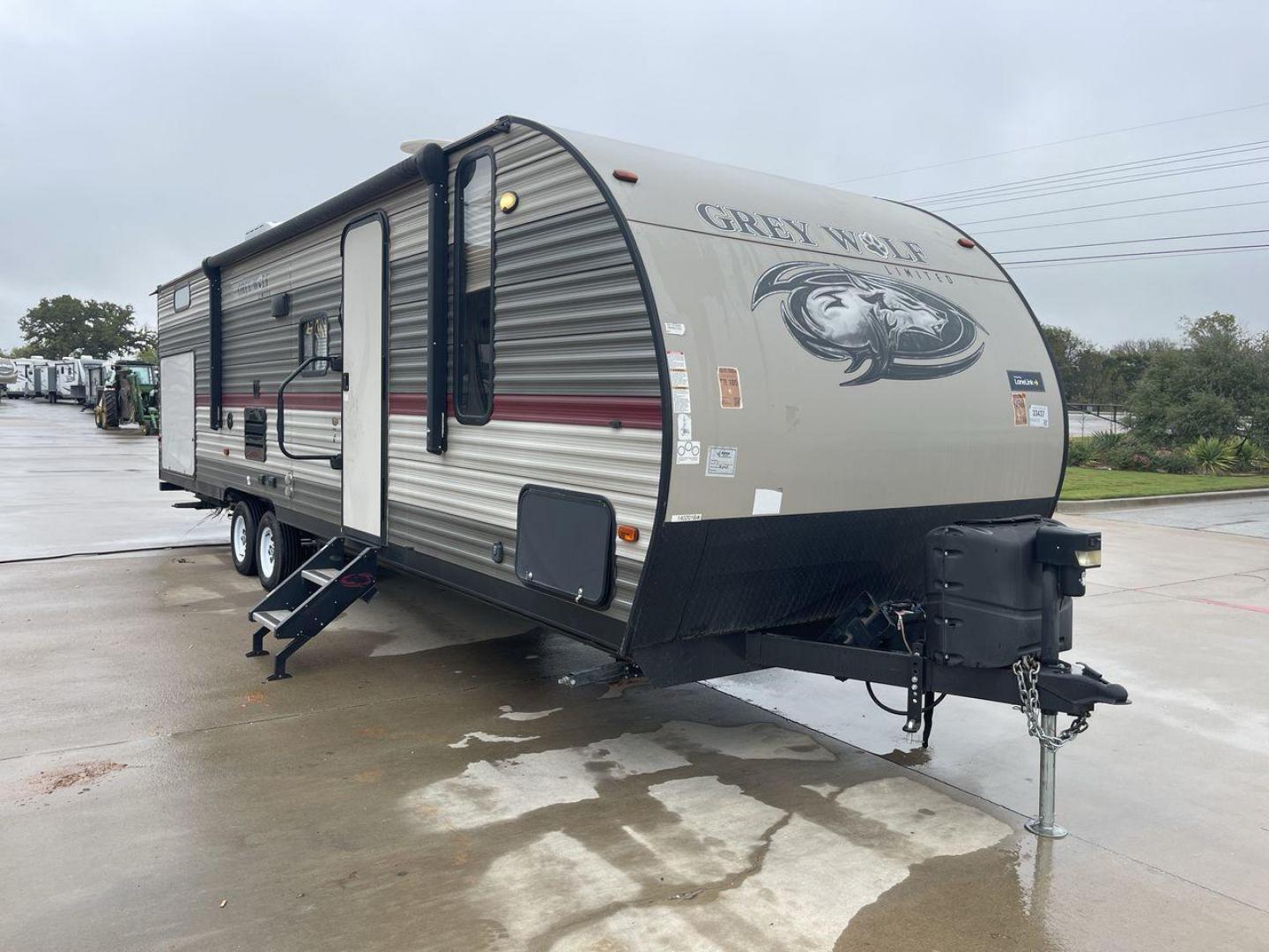 2018 FOREST RIVER GREY WOLF 29BH (4X4TCKE28JX) , Length: 33.92 ft. | Dry Weight: 6,314 lbs. | Gross Weight: 7,650 lbs. | Slides: 1 transmission, located at 4319 N Main Street, Cleburne, TX, 76033, (817) 221-0660, 32.435829, -97.384178 - Photo#21