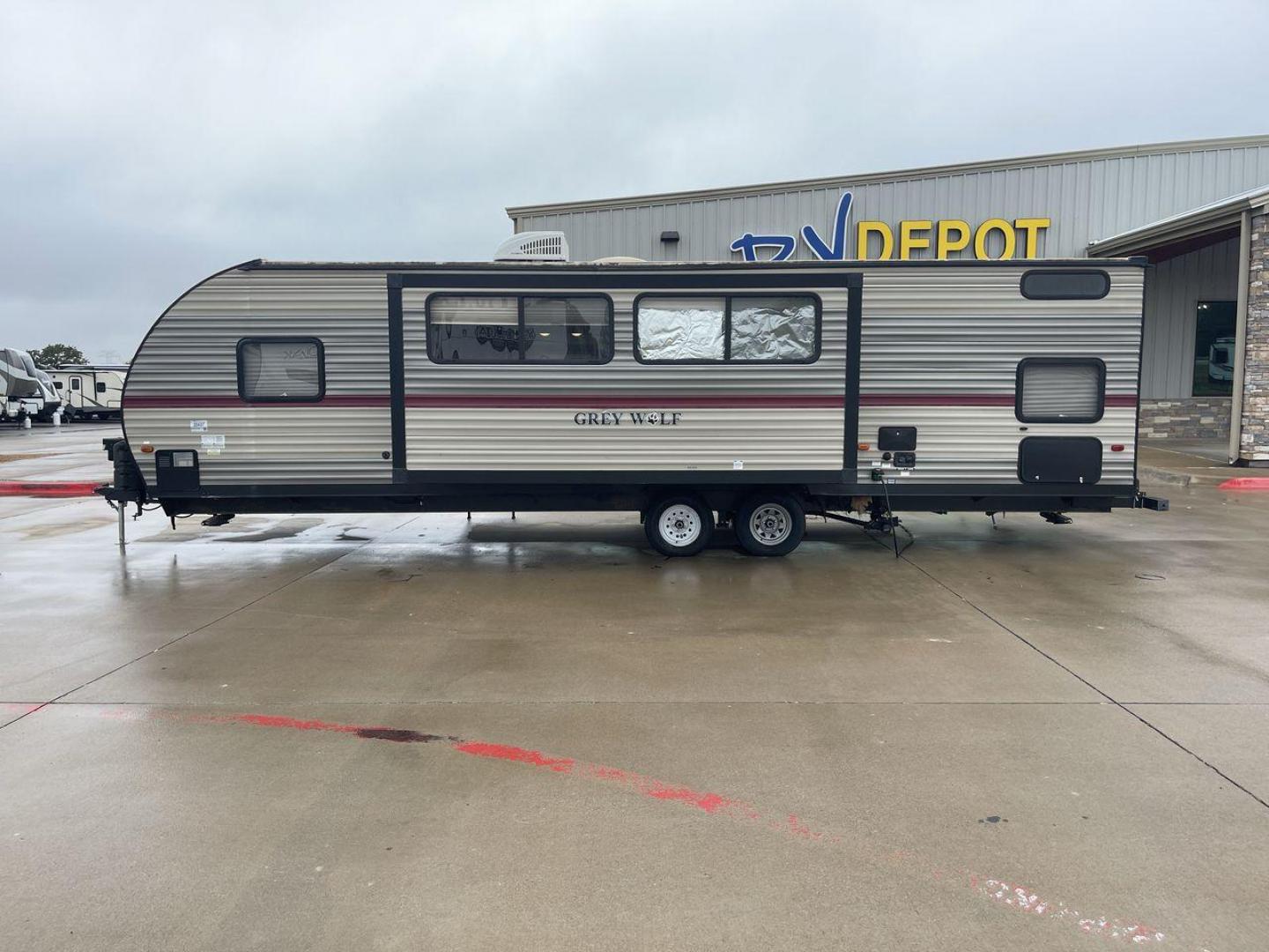 2018 FOREST RIVER GREY WOLF 29BH (4X4TCKE28JX) , Length: 33.92 ft. | Dry Weight: 6,314 lbs. | Gross Weight: 7,650 lbs. | Slides: 1 transmission, located at 4319 N Main Street, Cleburne, TX, 76033, (817) 221-0660, 32.435829, -97.384178 - Photo#22