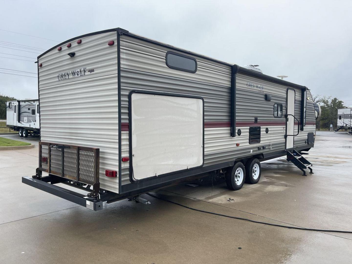 2018 FOREST RIVER GREY WOLF 29BH (4X4TCKE28JX) , Length: 33.92 ft. | Dry Weight: 6,314 lbs. | Gross Weight: 7,650 lbs. | Slides: 1 transmission, located at 4319 N Main Street, Cleburne, TX, 76033, (817) 221-0660, 32.435829, -97.384178 - Photo#23