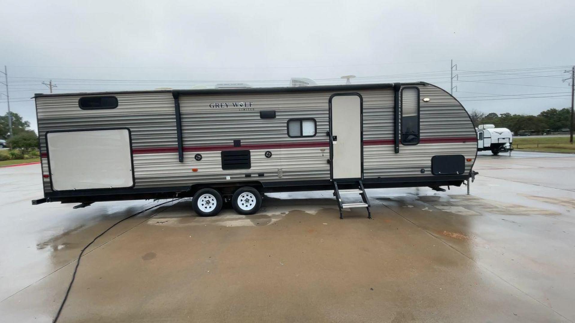 2018 FOREST RIVER GREY WOLF 29BH (4X4TCKE28JX) , Length: 33.92 ft. | Dry Weight: 6,314 lbs. | Gross Weight: 7,650 lbs. | Slides: 1 transmission, located at 4319 N Main Street, Cleburne, TX, 76033, (817) 221-0660, 32.435829, -97.384178 - Photo#2