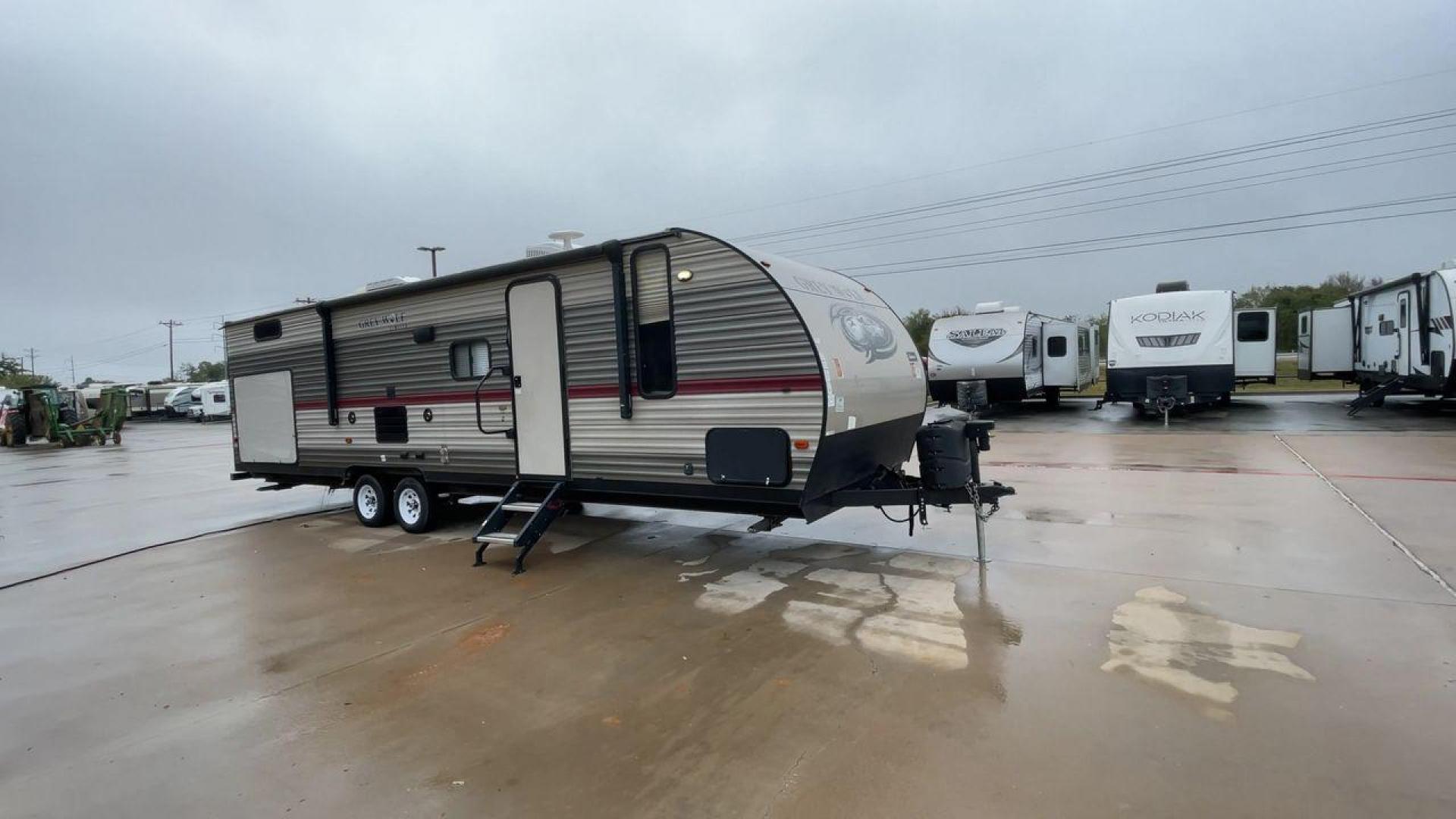 2018 FOREST RIVER GREY WOLF 29BH (4X4TCKE28JX) , Length: 33.92 ft. | Dry Weight: 6,314 lbs. | Gross Weight: 7,650 lbs. | Slides: 1 transmission, located at 4319 N Main Street, Cleburne, TX, 76033, (817) 221-0660, 32.435829, -97.384178 - Photo#3