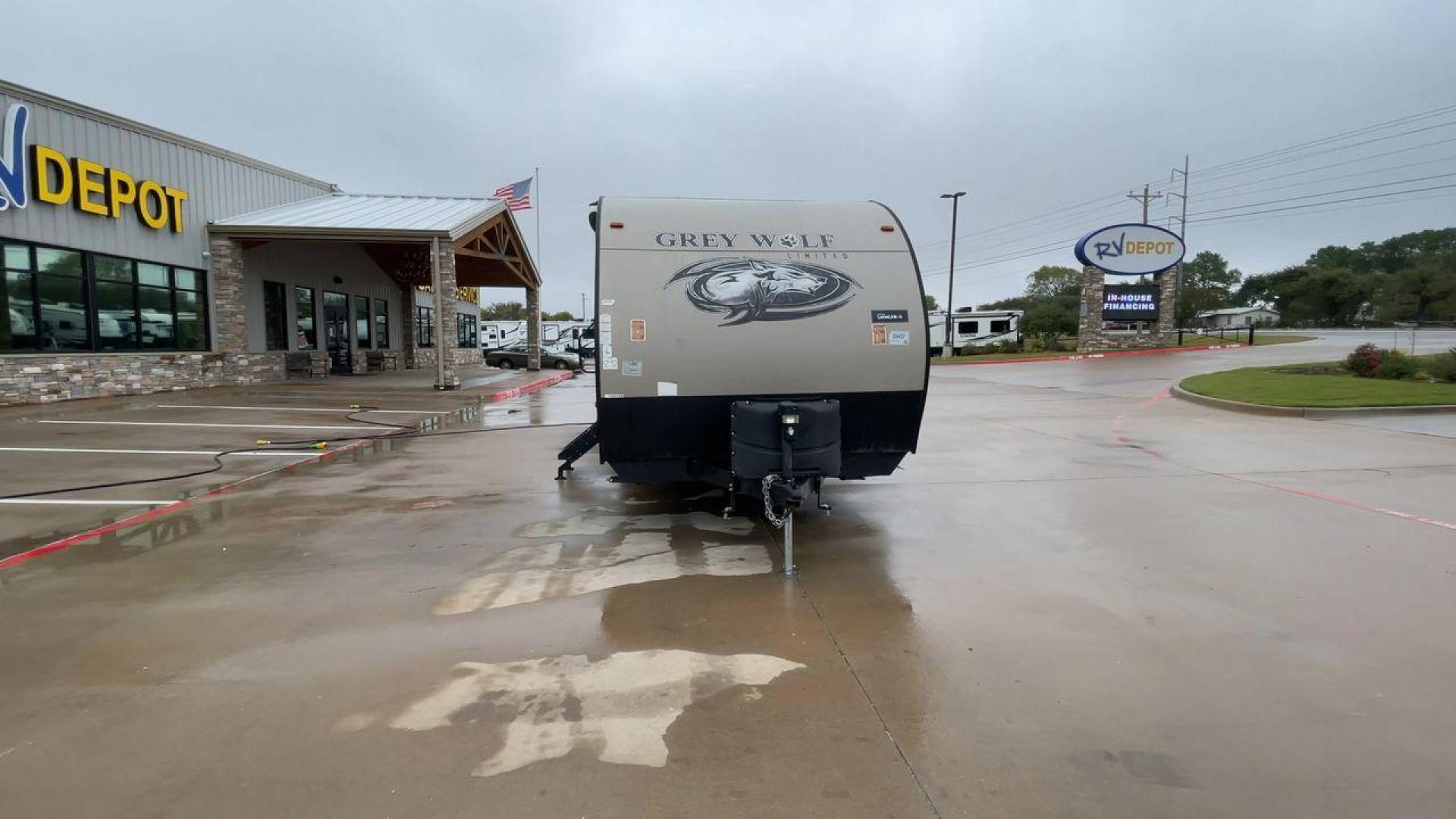 2018 FOREST RIVER GREY WOLF 29BH (4X4TCKE28JX) , Length: 33.92 ft. | Dry Weight: 6,314 lbs. | Gross Weight: 7,650 lbs. | Slides: 1 transmission, located at 4319 N Main Street, Cleburne, TX, 76033, (817) 221-0660, 32.435829, -97.384178 - Photo#4