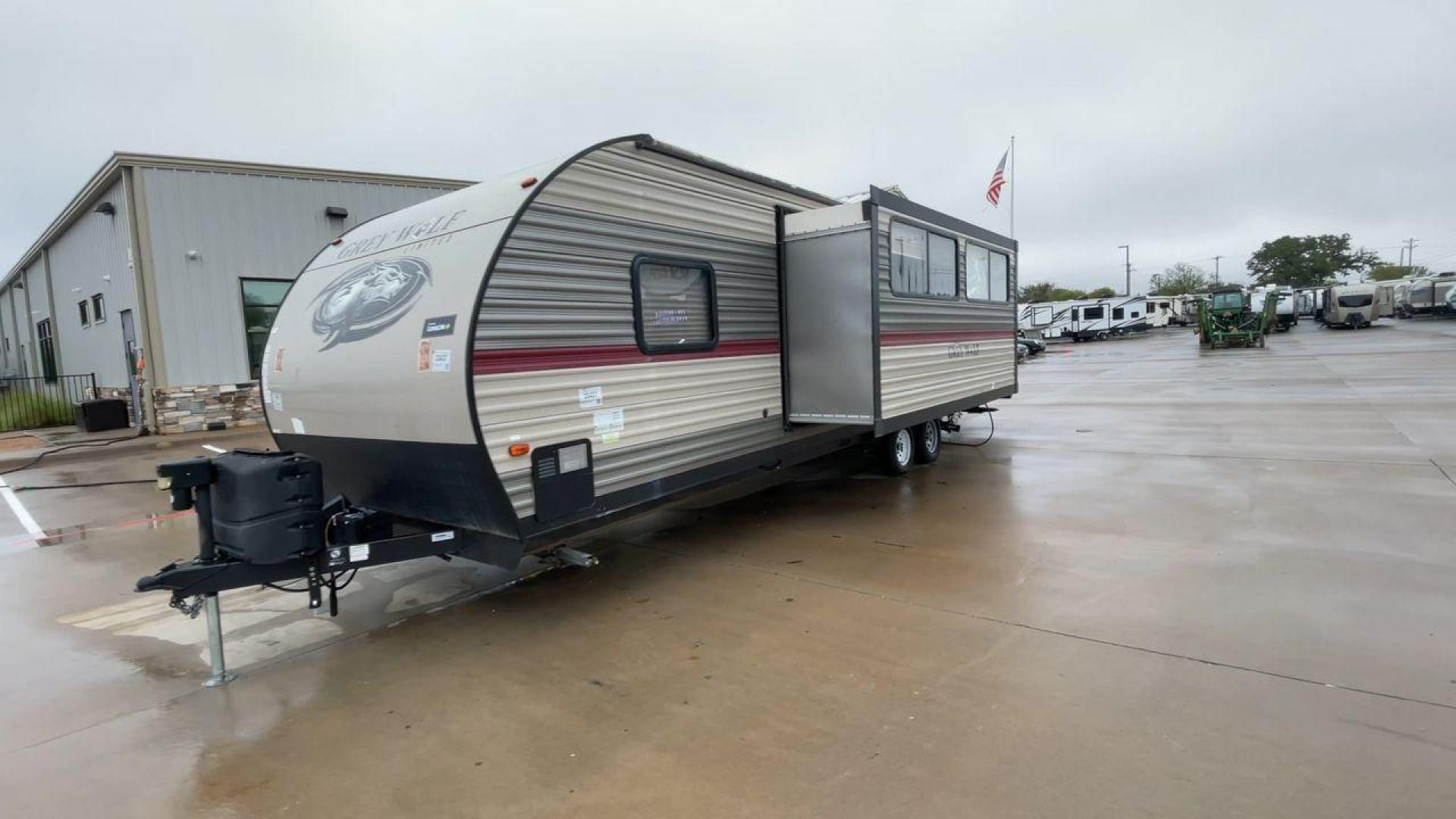 2018 FOREST RIVER GREY WOLF 29BH (4X4TCKE28JX) , Length: 33.92 ft. | Dry Weight: 6,314 lbs. | Gross Weight: 7,650 lbs. | Slides: 1 transmission, located at 4319 N Main Street, Cleburne, TX, 76033, (817) 221-0660, 32.435829, -97.384178 - Photo#5