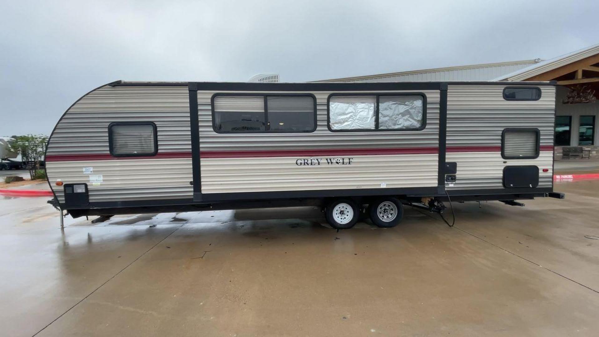 2018 FOREST RIVER GREY WOLF 29BH (4X4TCKE28JX) , Length: 33.92 ft. | Dry Weight: 6,314 lbs. | Gross Weight: 7,650 lbs. | Slides: 1 transmission, located at 4319 N Main Street, Cleburne, TX, 76033, (817) 221-0660, 32.435829, -97.384178 - Photo#6