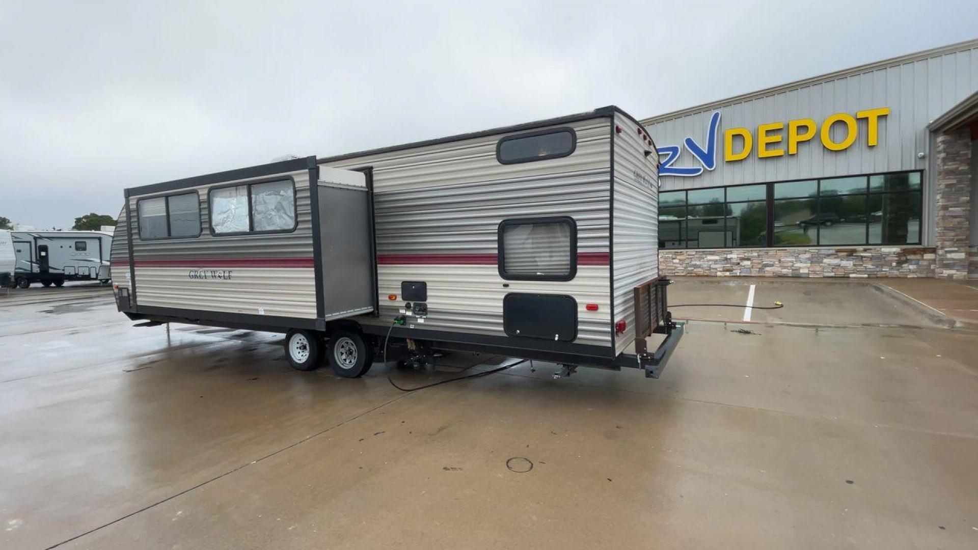 2018 FOREST RIVER GREY WOLF 29BH (4X4TCKE28JX) , Length: 33.92 ft. | Dry Weight: 6,314 lbs. | Gross Weight: 7,650 lbs. | Slides: 1 transmission, located at 4319 N Main Street, Cleburne, TX, 76033, (817) 221-0660, 32.435829, -97.384178 - Photo#7