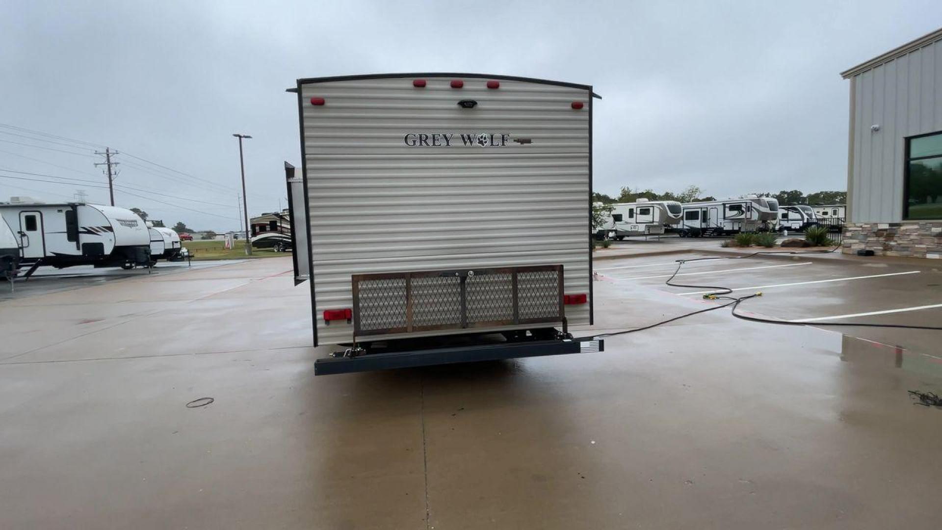 2018 FOREST RIVER GREY WOLF 29BH (4X4TCKE28JX) , Length: 33.92 ft. | Dry Weight: 6,314 lbs. | Gross Weight: 7,650 lbs. | Slides: 1 transmission, located at 4319 N Main Street, Cleburne, TX, 76033, (817) 221-0660, 32.435829, -97.384178 - Photo#8