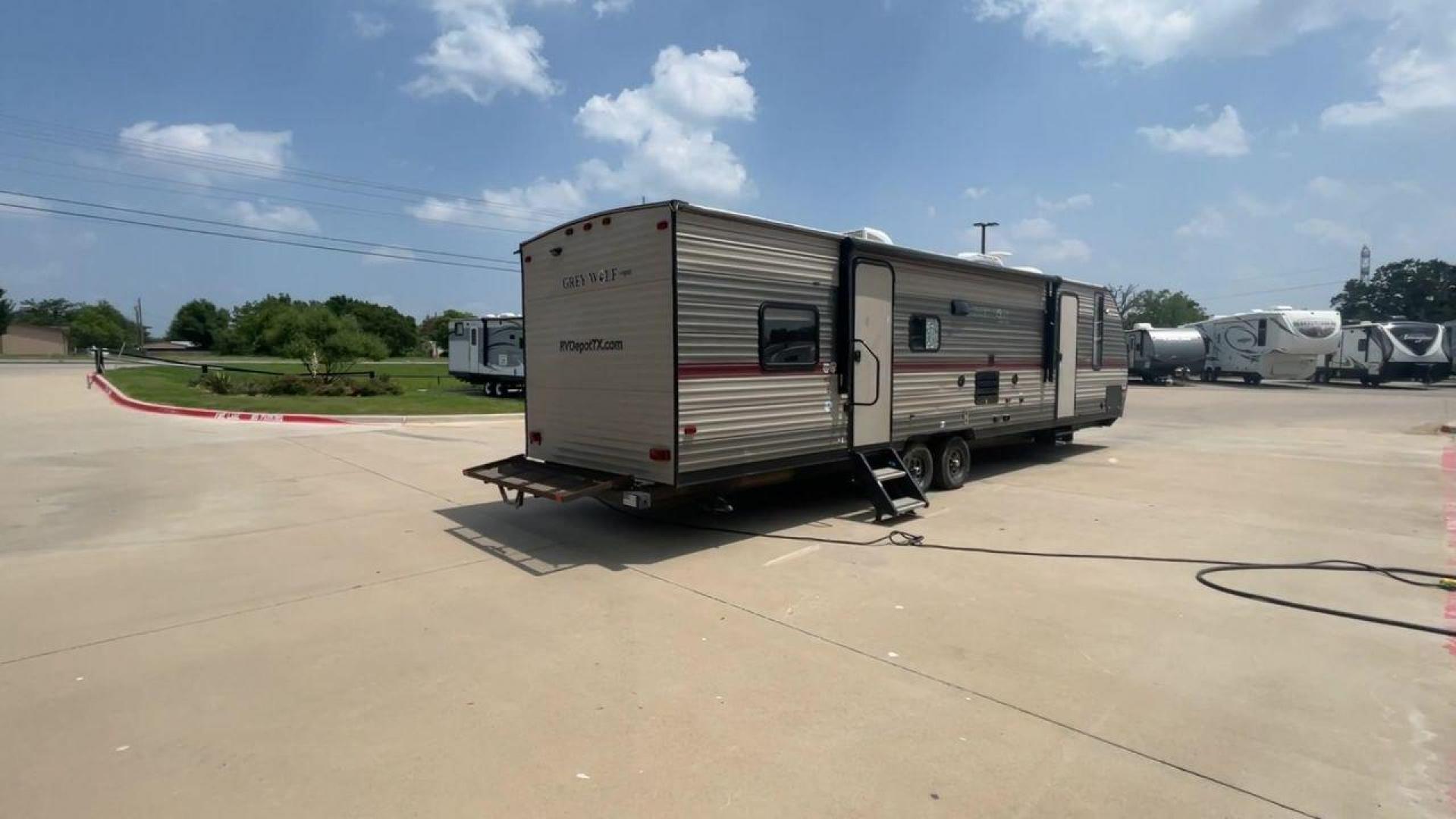 2018 TAN FOREST RIVER GREY WOLF 29TE (4X4TCKE25JX) , Length: 33.33 ft | Dry Weight: 5,960 lbs | Gross Weight: 7,934 lbs | Slides: 1 transmission, located at 4319 N Main Street, Cleburne, TX, 76033, (817) 221-0660, 32.435829, -97.384178 - In the 2019 Forest River Grey Wolf 29TE Travel Trailer, you can enjoy the best of both comfort and excitement. This trailer will help you have the best vacations and adventures, whether you're hitting the open road or exploring your favorite campsite. The Grey Wolf is 33.33 feet long and weighs 5,96 - Photo#1