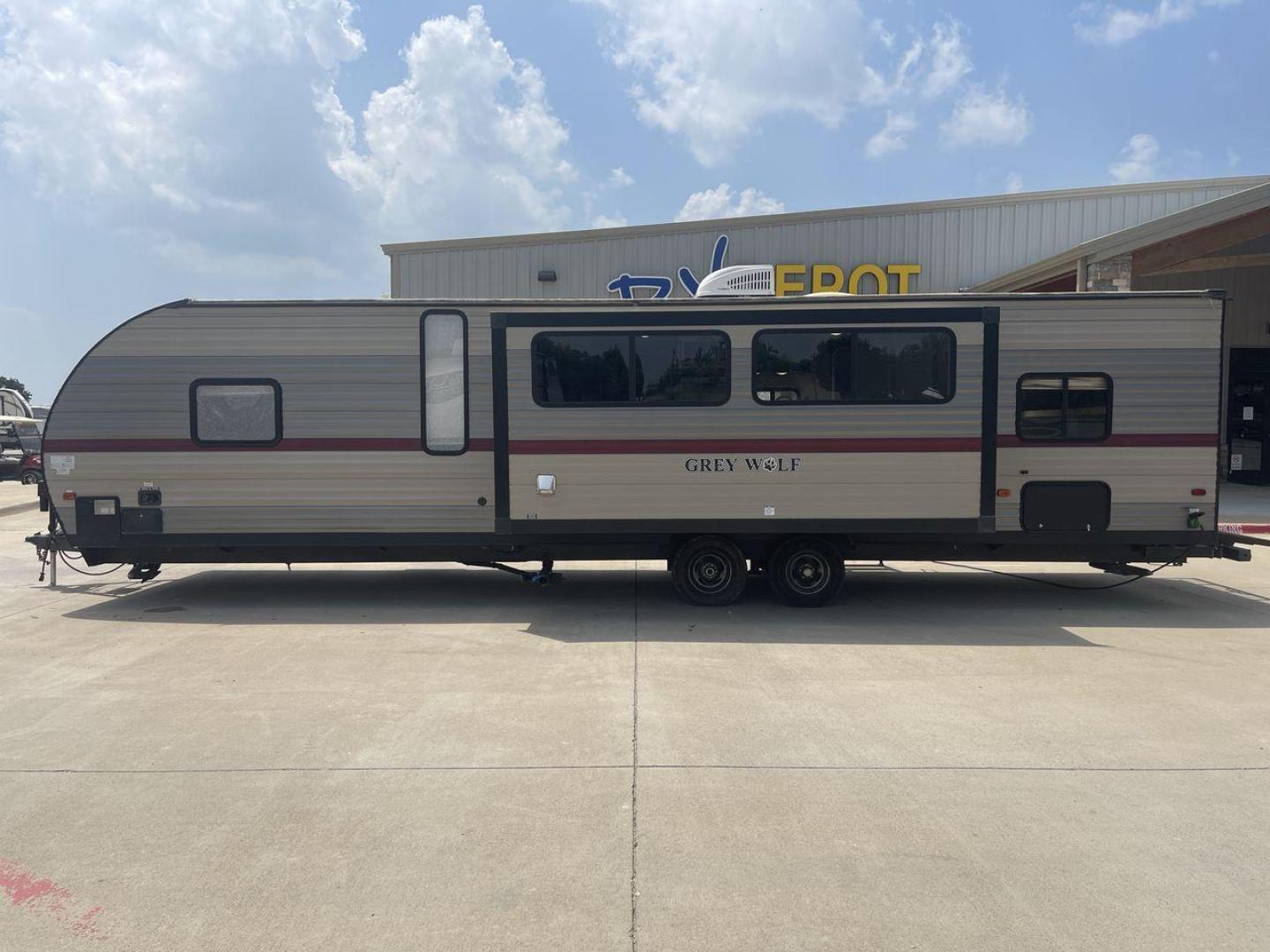 2018 TAN FOREST RIVER GREY WOLF 29TE (4X4TCKE25JX) , Length: 33.33 ft | Dry Weight: 5,960 lbs | Gross Weight: 7,934 lbs | Slides: 1 transmission, located at 4319 N Main Street, Cleburne, TX, 76033, (817) 221-0660, 32.435829, -97.384178 - In the 2019 Forest River Grey Wolf 29TE Travel Trailer, you can enjoy the best of both comfort and excitement. This trailer will help you have the best vacations and adventures, whether you're hitting the open road or exploring your favorite campsite. The Grey Wolf is 33.33 feet long and weighs 5,96 - Photo#24