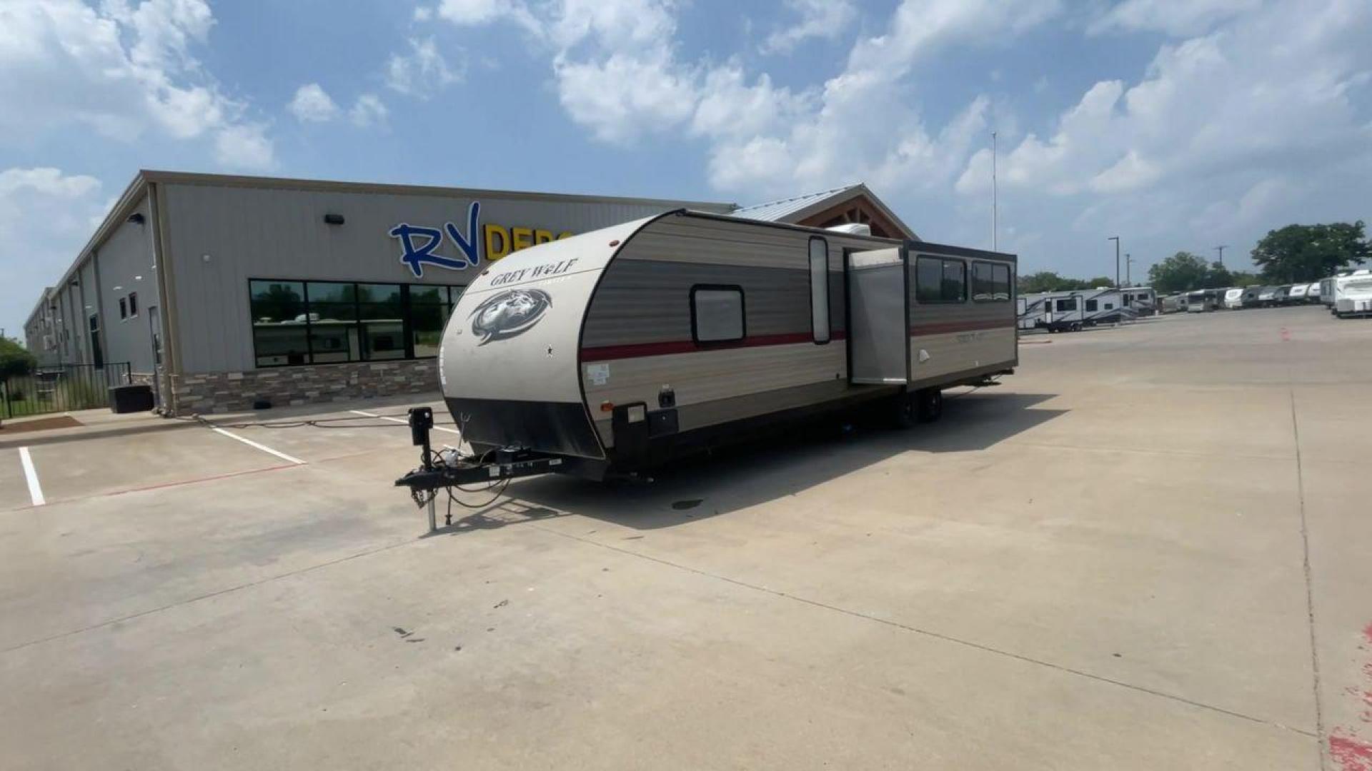 2018 TAN FOREST RIVER GREY WOLF 29TE (4X4TCKE25JX) , Length: 33.33 ft | Dry Weight: 5,960 lbs | Gross Weight: 7,934 lbs | Slides: 1 transmission, located at 4319 N Main Street, Cleburne, TX, 76033, (817) 221-0660, 32.435829, -97.384178 - In the 2019 Forest River Grey Wolf 29TE Travel Trailer, you can enjoy the best of both comfort and excitement. This trailer will help you have the best vacations and adventures, whether you're hitting the open road or exploring your favorite campsite. The Grey Wolf is 33.33 feet long and weighs 5,96 - Photo#5