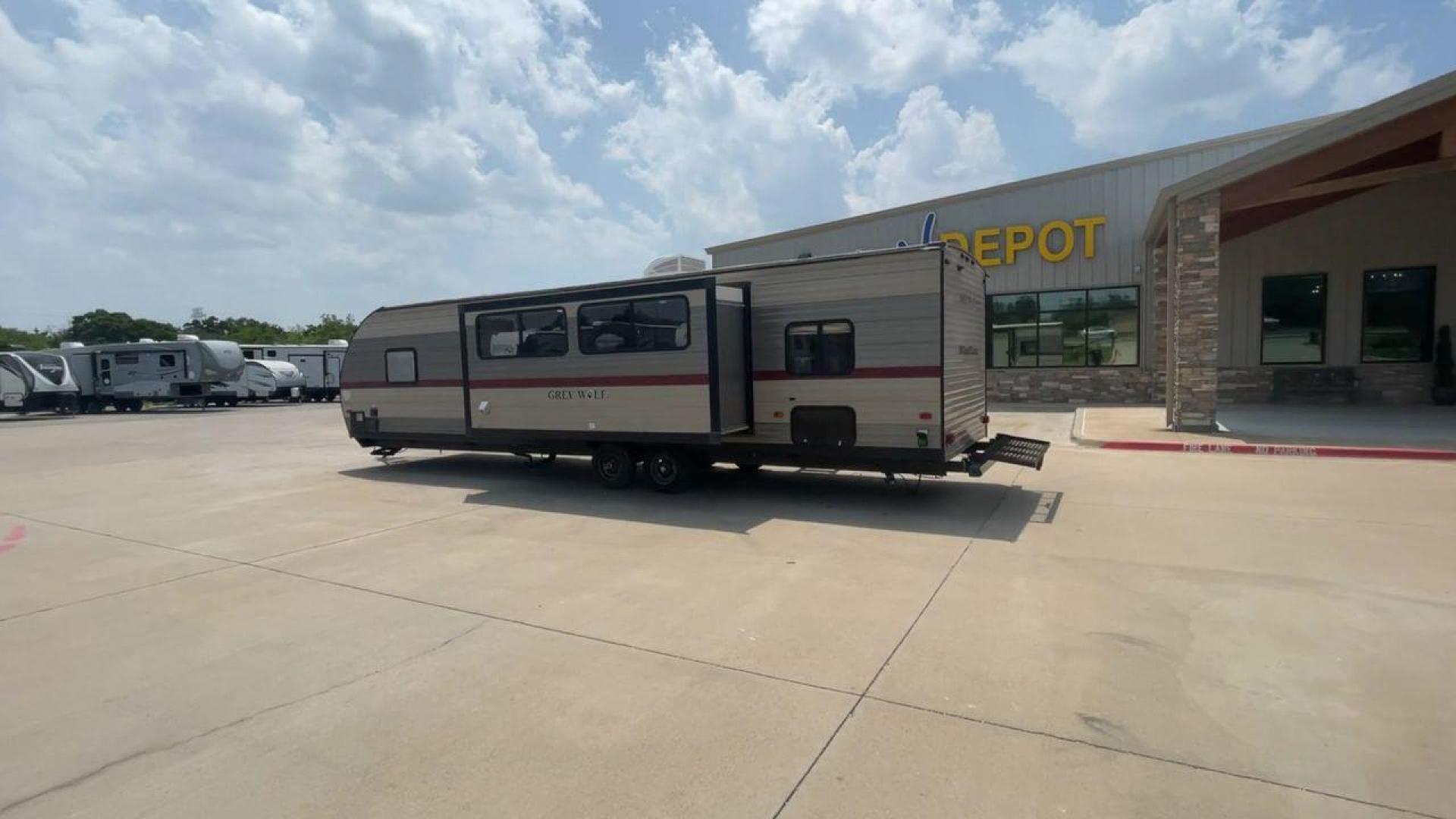 2018 TAN FOREST RIVER GREY WOLF 29TE (4X4TCKE25JX) , Length: 33.33 ft | Dry Weight: 5,960 lbs | Gross Weight: 7,934 lbs | Slides: 1 transmission, located at 4319 N Main Street, Cleburne, TX, 76033, (817) 221-0660, 32.435829, -97.384178 - In the 2019 Forest River Grey Wolf 29TE Travel Trailer, you can enjoy the best of both comfort and excitement. This trailer will help you have the best vacations and adventures, whether you're hitting the open road or exploring your favorite campsite. The Grey Wolf is 33.33 feet long and weighs 5,96 - Photo#7