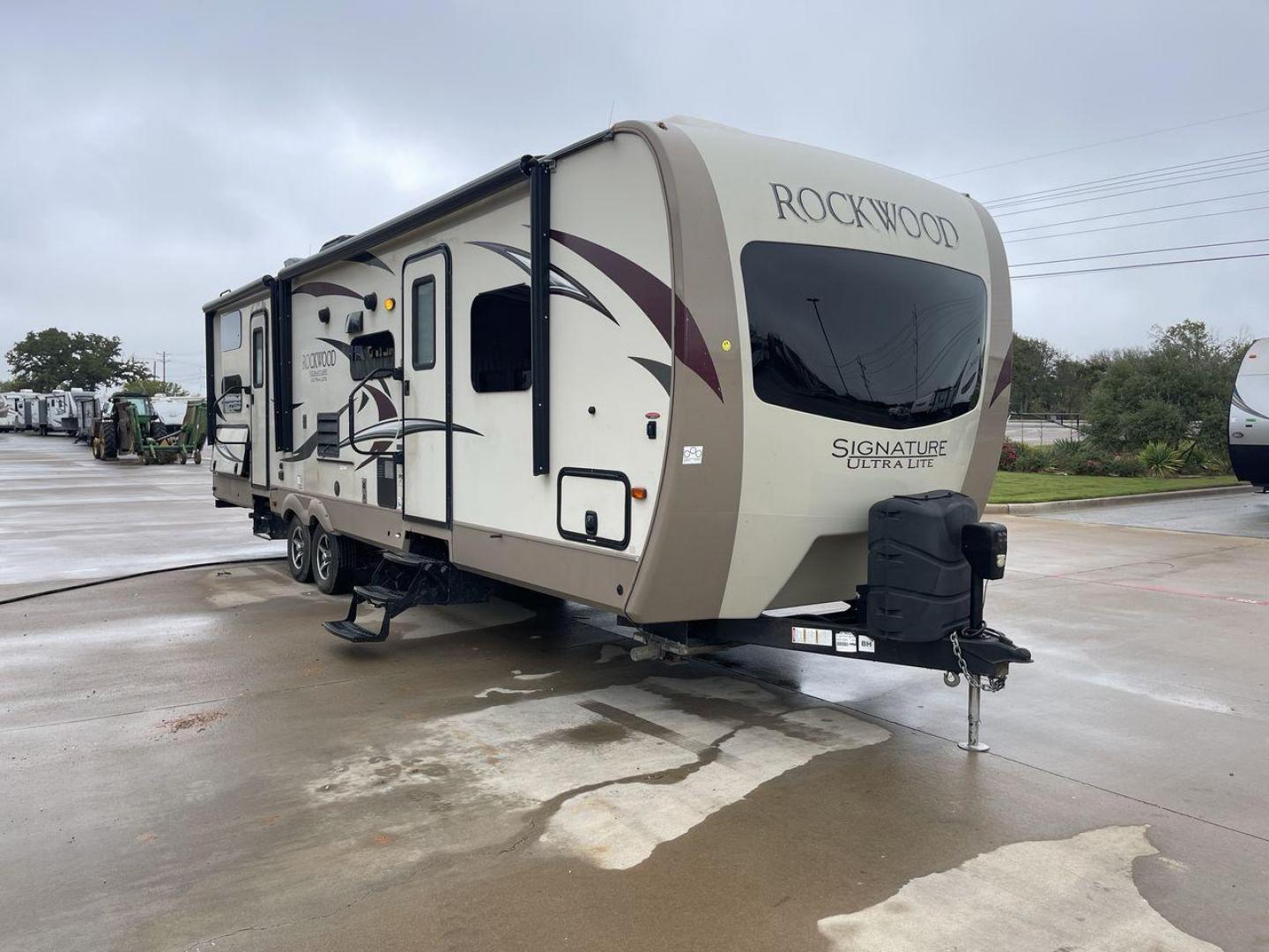 2018 FOREST RIVER ROCKWOOD 8311WS (4X4TRLG2XJ1) , Length: 34.75 ft. | Dry Weight: 8,386 lbs. | Slides: 3 transmission, located at 4319 N Main Street, Cleburne, TX, 76033, (817) 221-0660, 32.435829, -97.384178 - Photo#22