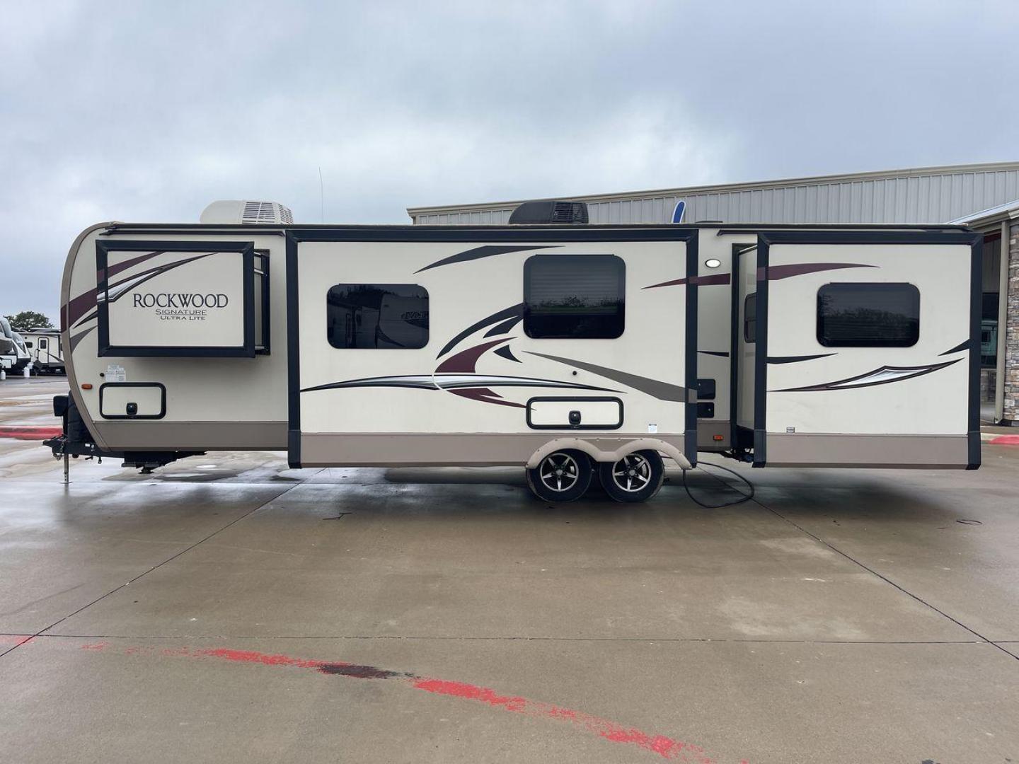 2018 FOREST RIVER ROCKWOOD 8311WS (4X4TRLG2XJ1) , Length: 34.75 ft. | Dry Weight: 8,386 lbs. | Slides: 3 transmission, located at 4319 N Main Street, Cleburne, TX, 76033, (817) 221-0660, 32.435829, -97.384178 - Photo#23