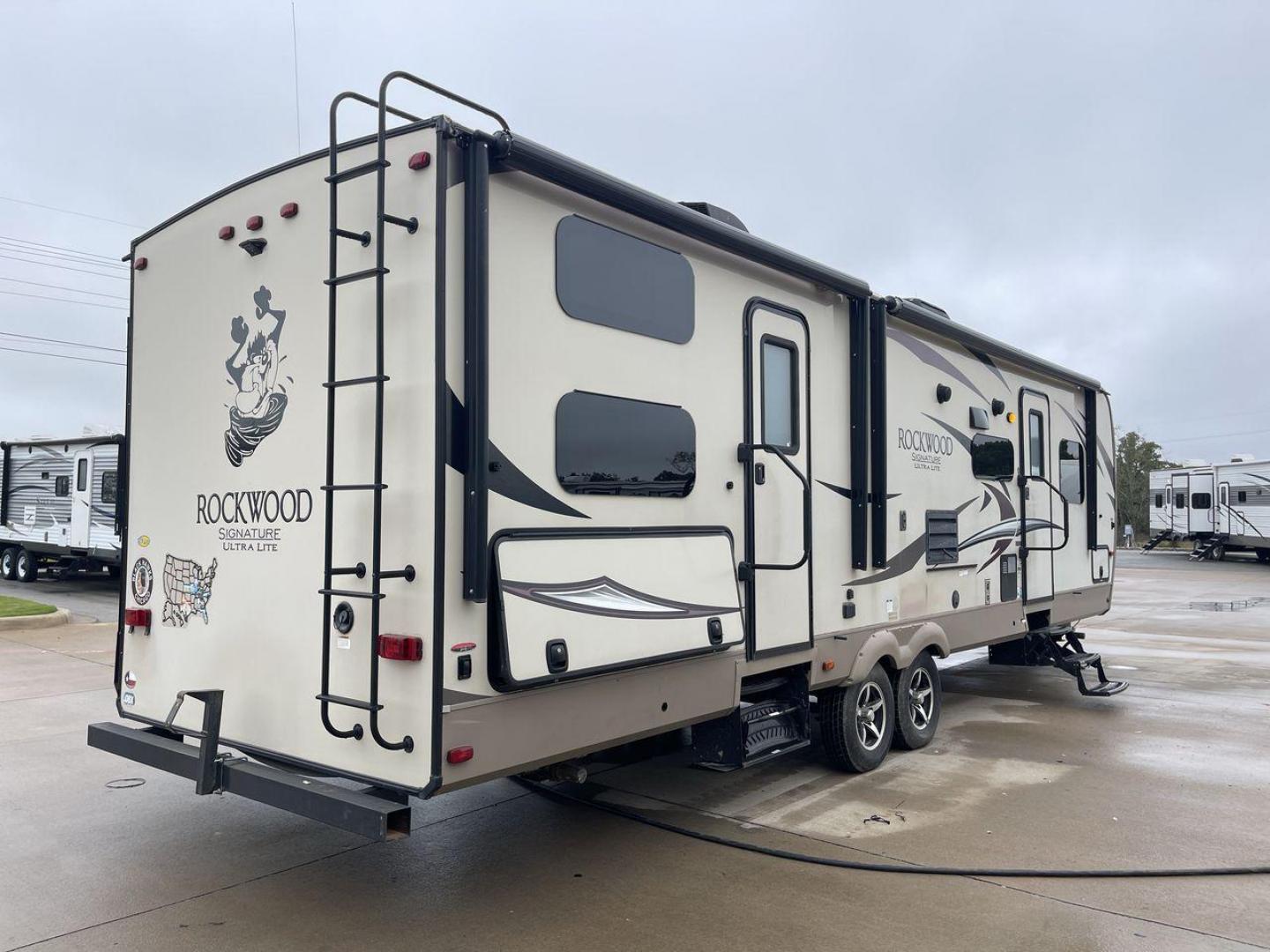 2018 FOREST RIVER ROCKWOOD 8311WS (4X4TRLG2XJ1) , Length: 34.75 ft. | Dry Weight: 8,386 lbs. | Slides: 3 transmission, located at 4319 N Main Street, Cleburne, TX, 76033, (817) 221-0660, 32.435829, -97.384178 - Photo#24