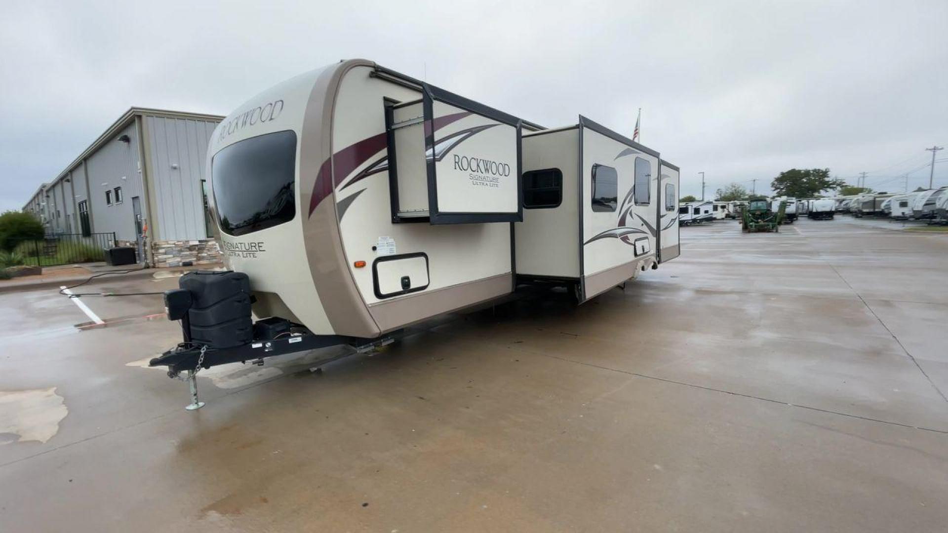 2018 FOREST RIVER ROCKWOOD 8311WS (4X4TRLG2XJ1) , Length: 34.75 ft. | Dry Weight: 8,386 lbs. | Slides: 3 transmission, located at 4319 N Main Street, Cleburne, TX, 76033, (817) 221-0660, 32.435829, -97.384178 - Photo#5