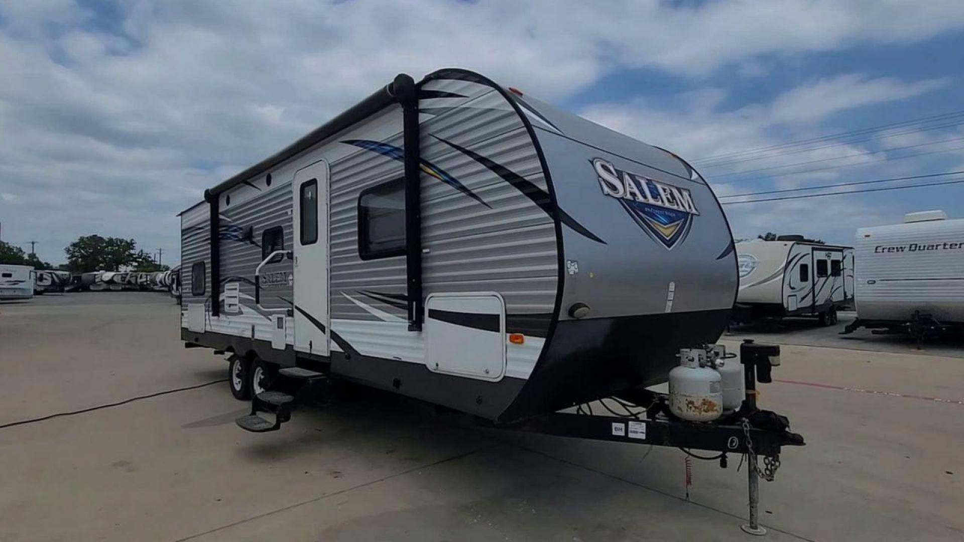 2018 FOREST RIVER SALEM 27DBUD (4X4TSMC28JA) , Length: 29.5 ft. | Dry Weight: 6,223 lbs. | Slides: 1 transmission, located at 4319 N Main Street, Cleburne, TX, 76033, (817) 221-0660, 32.435829, -97.384178 - The 2018 Forest River Salem 27DBUD travel trailer is the perfect way for your family to go on amazing trips. This well thought-out RV is the best option for families looking to spend quality time on the road since it provides the optimal balance of comfort, functionality, and family-friendly feature - Photo#5