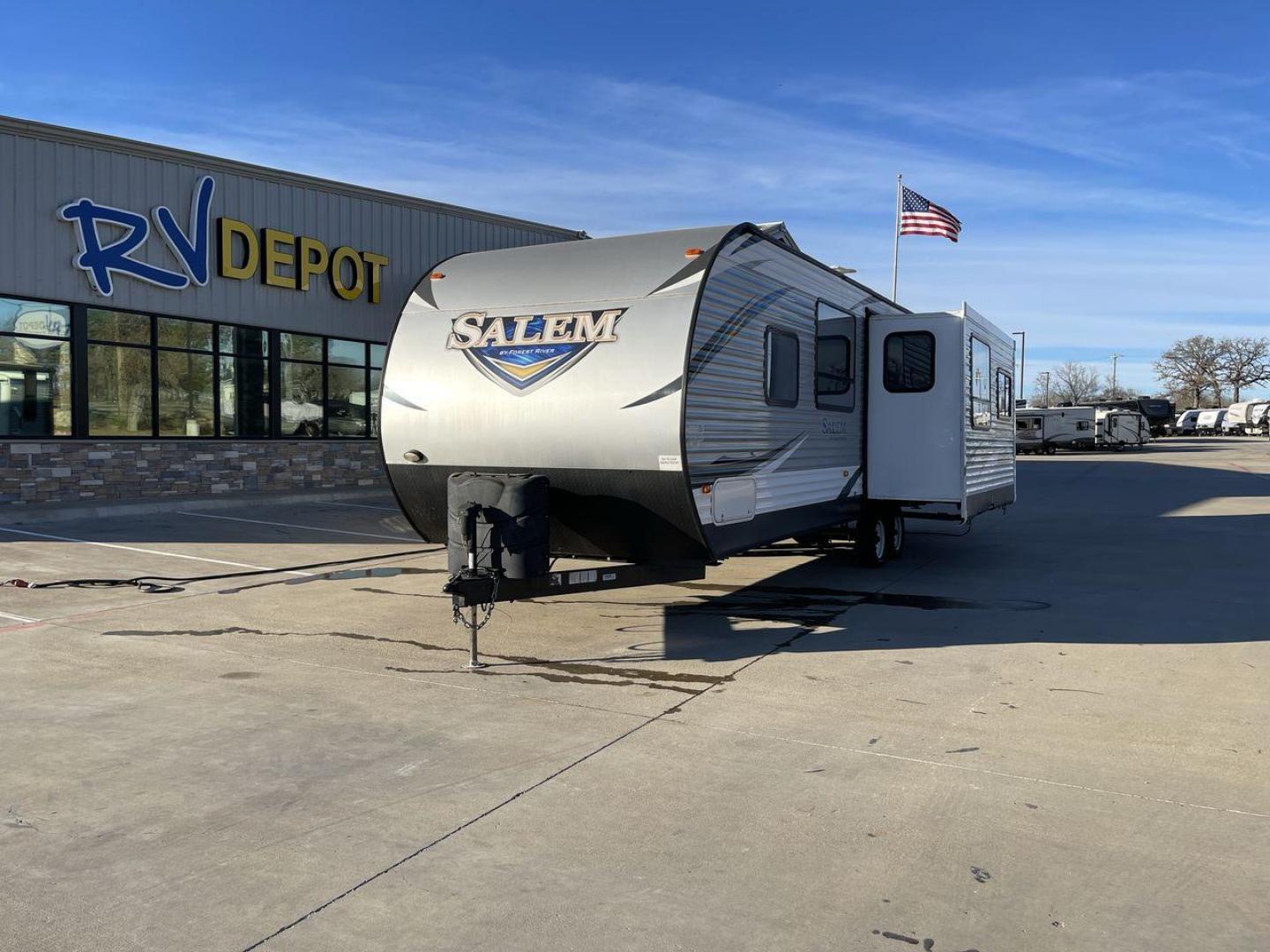 2018 FOREST RIVER SALEM 28RLSS (4X4TSMD20JA) , located at 4319 N Main Street, Cleburne, TX, 76033, (817) 221-0660, 32.435829, -97.384178 - Photo#0