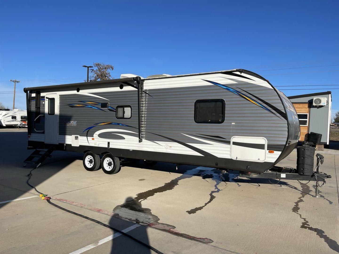 2018 FOREST RIVER SALEM 28RLSS (4X4TSMD20JA) , located at 4319 N Main Street, Cleburne, TX, 76033, (817) 221-0660, 32.435829, -97.384178 - Photo#22