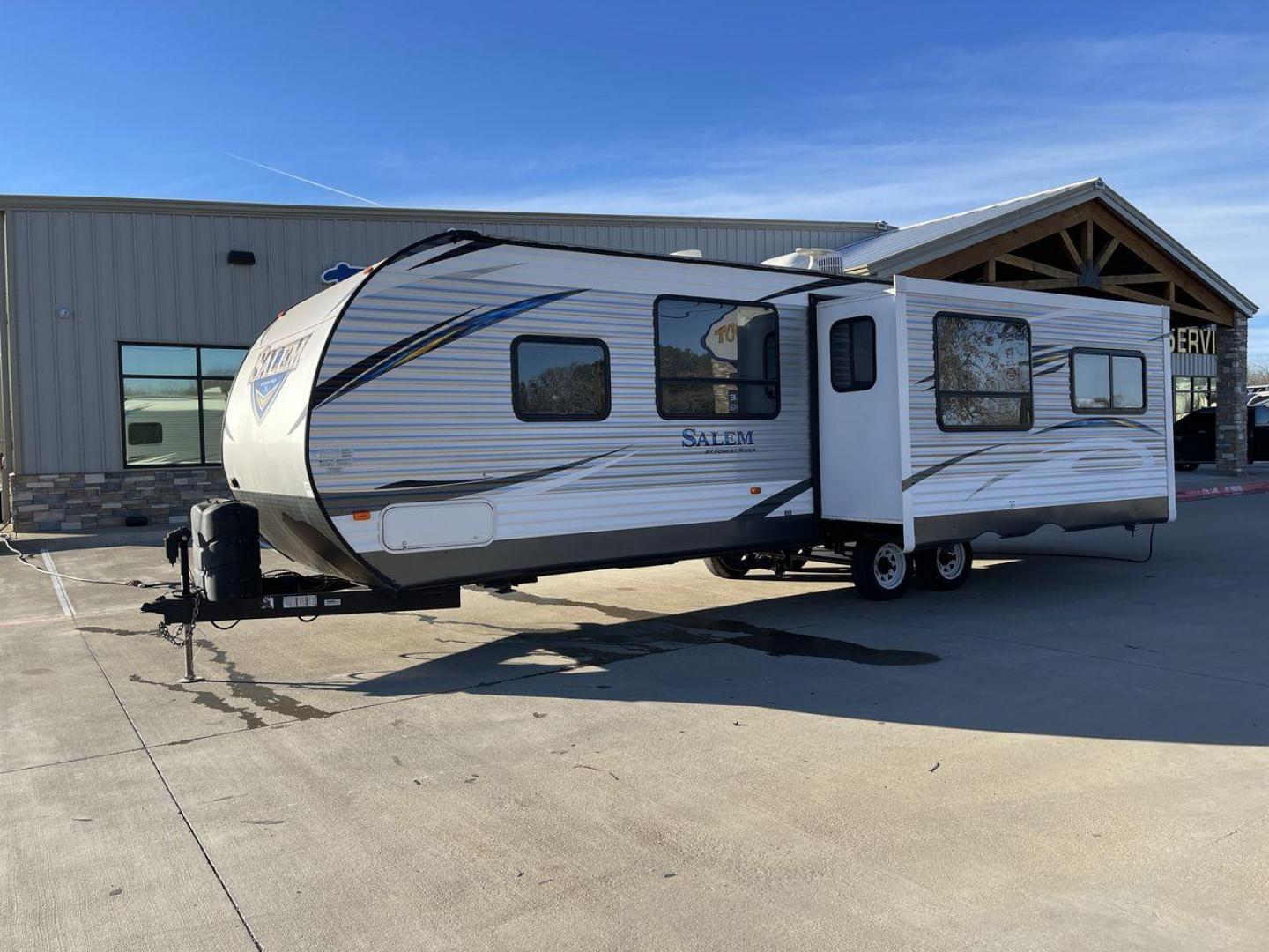 2018 FOREST RIVER SALEM 28RLSS (4X4TSMD20JA) , located at 4319 N Main Street, Cleburne, TX, 76033, (817) 221-0660, 32.435829, -97.384178 - Photo#23