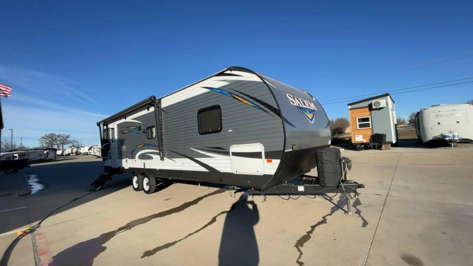 2018 FOREST RIVER SALEM 28RLSS (4X4TSMD20JA) , located at 4319 N Main Street, Cleburne, TX, 76033, (817) 221-0660, 32.435829, -97.384178 - Photo#3