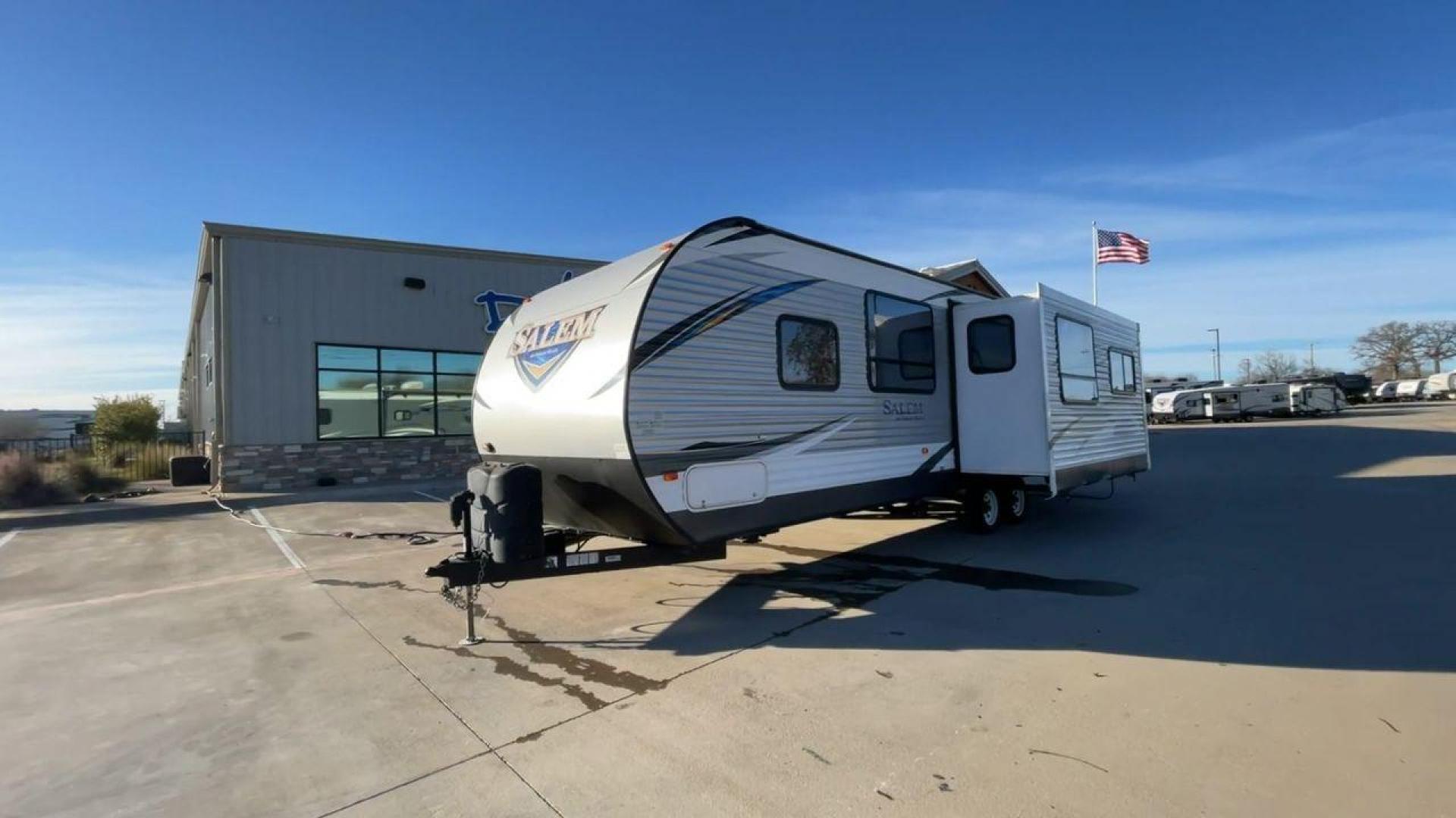 2018 FOREST RIVER SALEM 28RLSS (4X4TSMD20JA) , located at 4319 N Main Street, Cleburne, TX, 76033, (817) 221-0660, 32.435829, -97.384178 - Photo#5