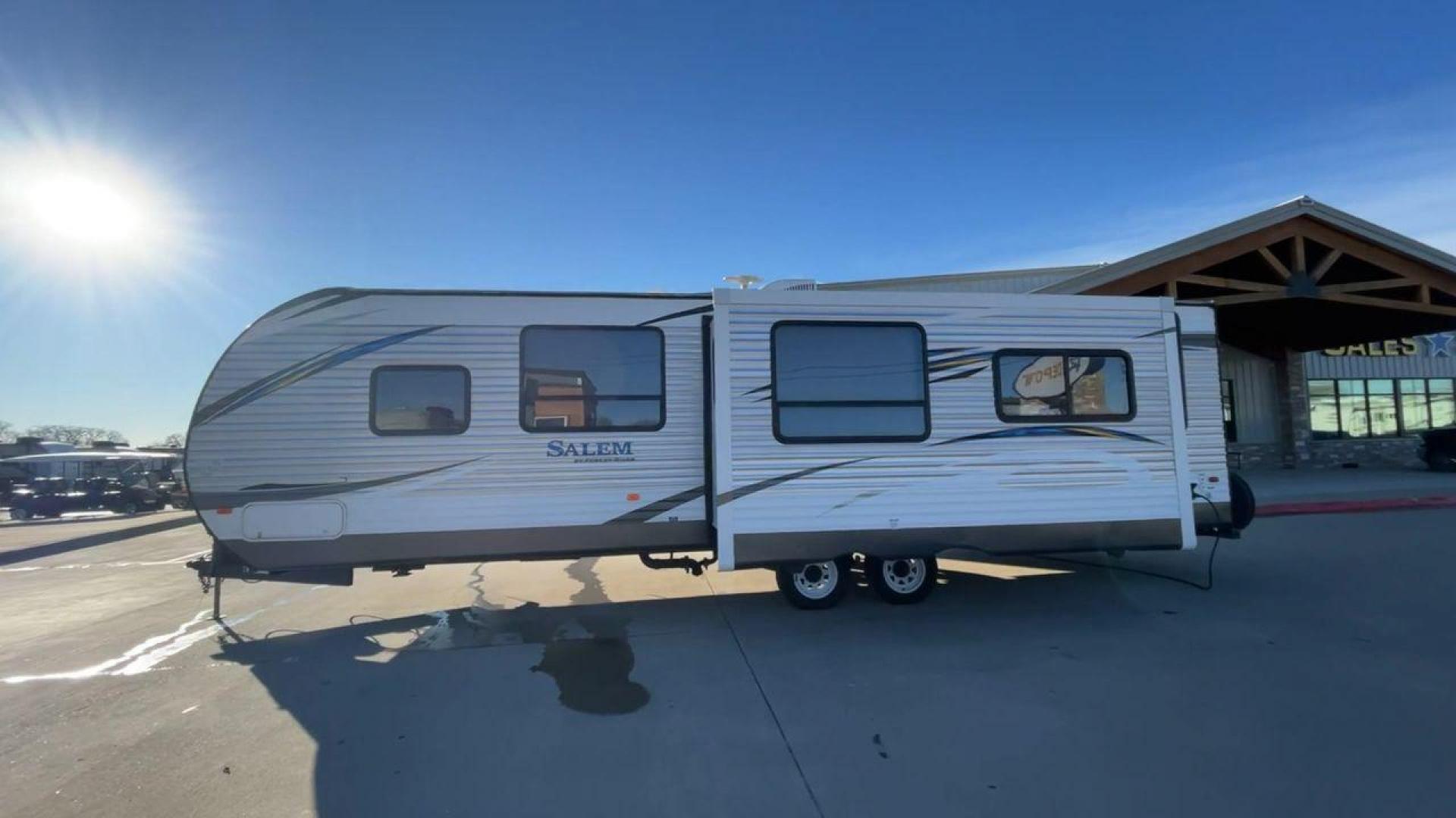 2018 FOREST RIVER SALEM 28RLSS (4X4TSMD20JA) , located at 4319 N Main Street, Cleburne, TX, 76033, (817) 221-0660, 32.435829, -97.384178 - Photo#6