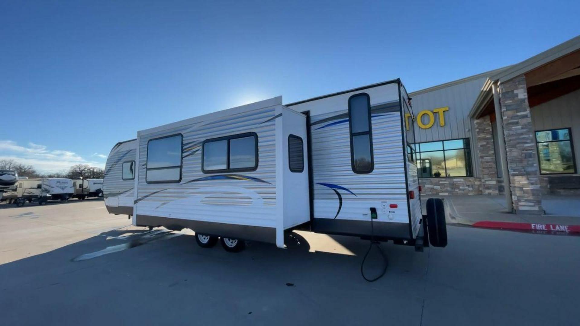 2018 FOREST RIVER SALEM 28RLSS (4X4TSMD20JA) , located at 4319 N Main Street, Cleburne, TX, 76033, (817) 221-0660, 32.435829, -97.384178 - Photo#7