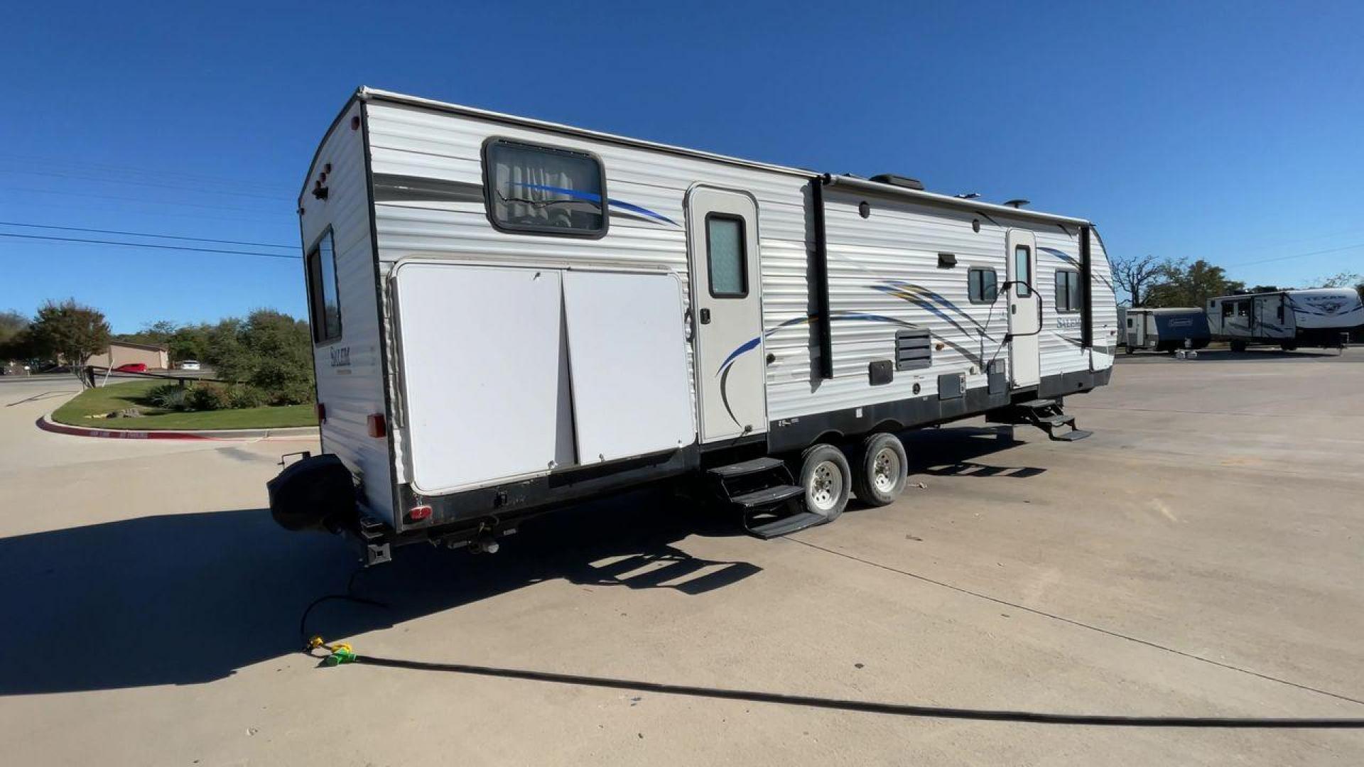 2018 FOREST RIVER SALEM 32BHDS (4X4TSMH22JC) , Length: 35.67 ft. | Dry Weight: 7,993 lbs. | Gross Weight: 11,019 lbs. | Slides: 2 transmission, located at 4319 N Main Street, Cleburne, TX, 76033, (817) 221-0660, 32.435829, -97.384178 - The 2018 Forest River Salem 32BHDS is an ideal travel trailer for families seeking both space and comfort during their outdoor adventures. With a length of 35.67 feet, this trailer offers ample room for everyone to stretch out and enjoy the ride. Weighing in at 7,993 lbs. dry and with a gross weight - Photo#1