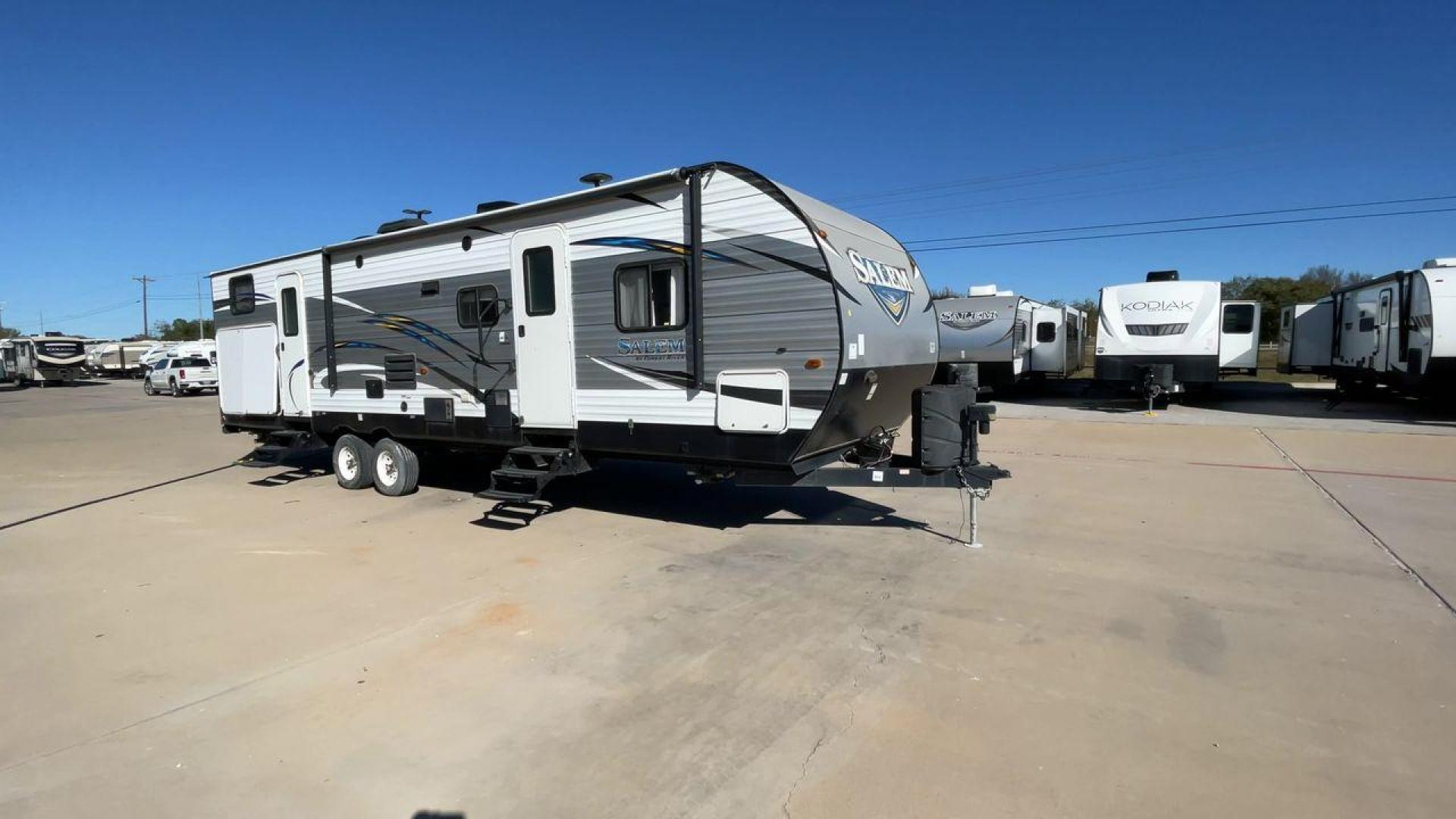 2018 FOREST RIVER SALEM 32BHDS (4X4TSMH22JC) , Length: 35.67 ft. | Dry Weight: 7,993 lbs. | Gross Weight: 11,019 lbs. | Slides: 2 transmission, located at 4319 N Main Street, Cleburne, TX, 76033, (817) 221-0660, 32.435829, -97.384178 - The 2018 Forest River Salem 32BHDS is an ideal travel trailer for families seeking both space and comfort during their outdoor adventures. With a length of 35.67 feet, this trailer offers ample room for everyone to stretch out and enjoy the ride. Weighing in at 7,993 lbs. dry and with a gross weight - Photo#3