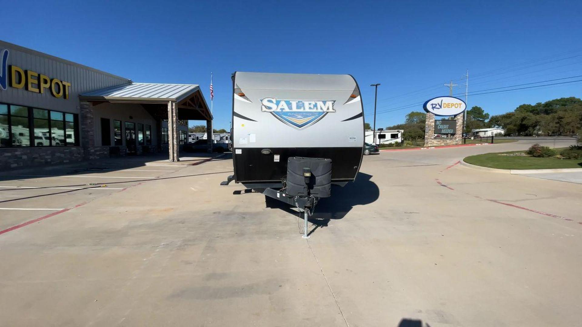 2018 FOREST RIVER SALEM 32BHDS (4X4TSMH22JC) , Length: 35.67 ft. | Dry Weight: 7,993 lbs. | Gross Weight: 11,019 lbs. | Slides: 2 transmission, located at 4319 N Main Street, Cleburne, TX, 76033, (817) 221-0660, 32.435829, -97.384178 - The 2018 Forest River Salem 32BHDS is an ideal travel trailer for families seeking both space and comfort during their outdoor adventures. With a length of 35.67 feet, this trailer offers ample room for everyone to stretch out and enjoy the ride. Weighing in at 7,993 lbs. dry and with a gross weight - Photo#4