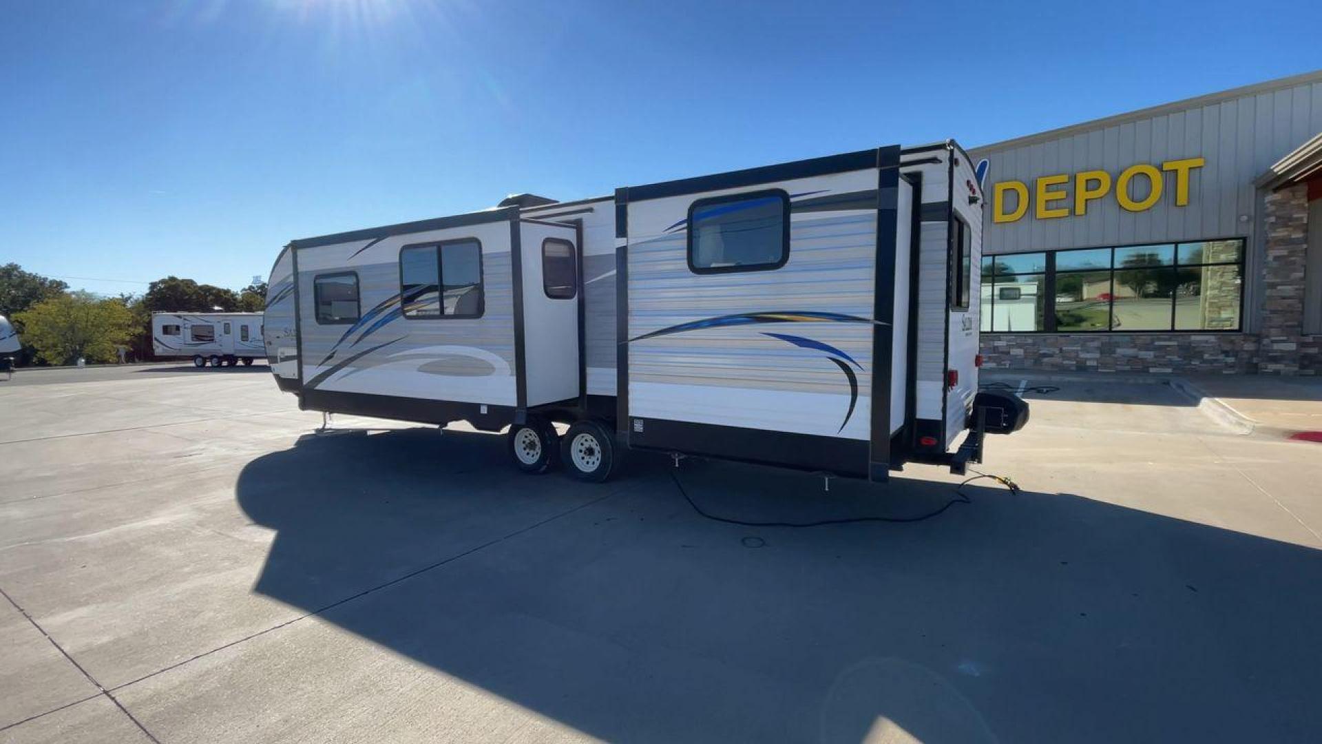 2018 FOREST RIVER SALEM 32BHDS (4X4TSMH22JC) , Length: 35.67 ft. | Dry Weight: 7,993 lbs. | Gross Weight: 11,019 lbs. | Slides: 2 transmission, located at 4319 N Main Street, Cleburne, TX, 76033, (817) 221-0660, 32.435829, -97.384178 - The 2018 Forest River Salem 32BHDS is an ideal travel trailer for families seeking both space and comfort during their outdoor adventures. With a length of 35.67 feet, this trailer offers ample room for everyone to stretch out and enjoy the ride. Weighing in at 7,993 lbs. dry and with a gross weight - Photo#7