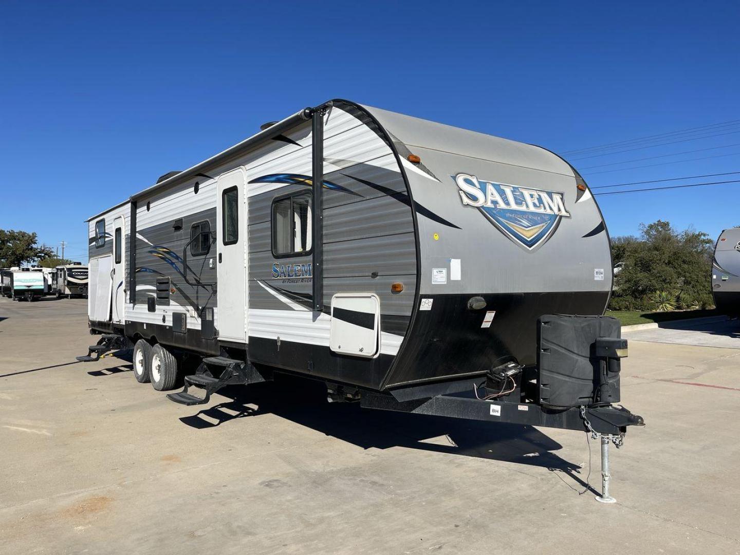 2018 FOREST RIVER SALEM 32BHDS (4X4TSMH22JC) , Length: 35.67 ft. | Dry Weight: 7,993 lbs. | Gross Weight: 11,019 lbs. | Slides: 2 transmission, located at 4319 N Main Street, Cleburne, TX, 76033, (817) 221-0660, 32.435829, -97.384178 - The 2018 Forest River Salem 32BHDS is an ideal travel trailer for families seeking both space and comfort during their outdoor adventures. With a length of 35.67 feet, this trailer offers ample room for everyone to stretch out and enjoy the ride. Weighing in at 7,993 lbs. dry and with a gross weight - Photo#21