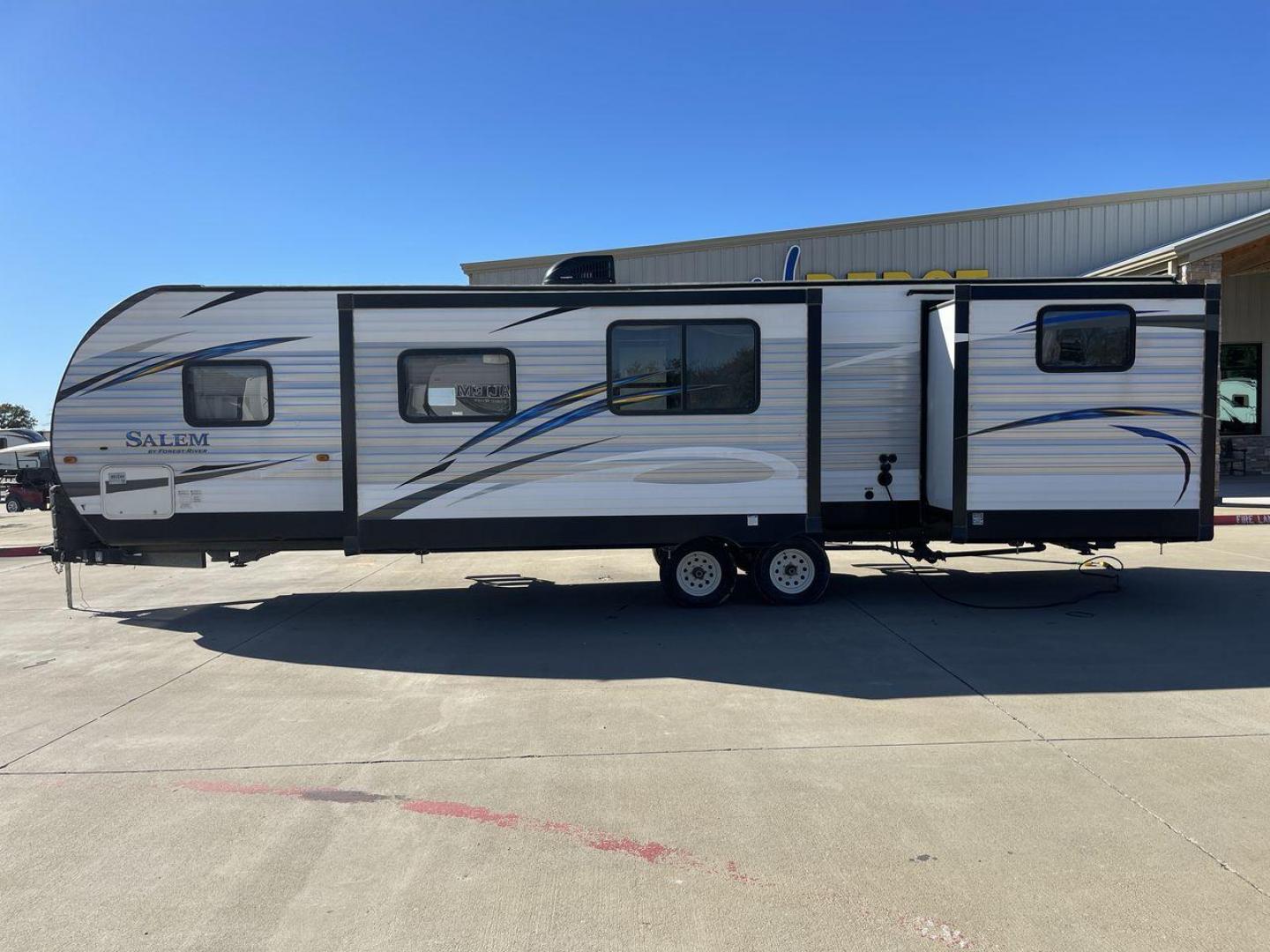 2018 FOREST RIVER SALEM 32BHDS (4X4TSMH22JC) , Length: 35.67 ft. | Dry Weight: 7,993 lbs. | Gross Weight: 11,019 lbs. | Slides: 2 transmission, located at 4319 N Main Street, Cleburne, TX, 76033, (817) 221-0660, 32.435829, -97.384178 - The 2018 Forest River Salem 32BHDS is an ideal travel trailer for families seeking both space and comfort during their outdoor adventures. With a length of 35.67 feet, this trailer offers ample room for everyone to stretch out and enjoy the ride. Weighing in at 7,993 lbs. dry and with a gross weight - Photo#22