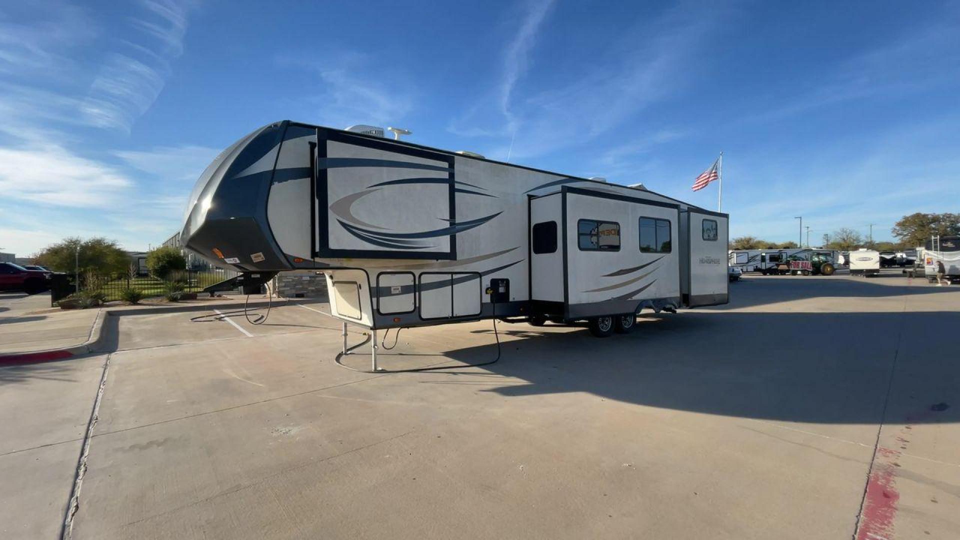 2018 FOREST RIVER SALEM HEMISPHERE 356 (4X4FSBM22JV) , Length: 42.25 ft. | Dry Weight: 11,249 lbs. | Slides: 4 transmission, located at 4319 N Main Street, Cleburne, TX, 76033, (817) 221-0660, 32.435829, -97.384178 - Photo#5