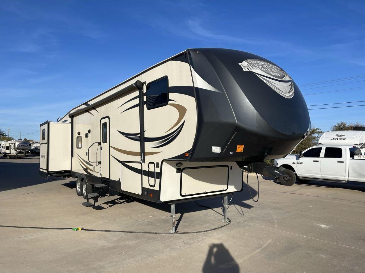 2018 FOREST RIVER SALEM HEMISPHERE 356 (4X4FSBM22JV) , Length: 42.25 ft. | Dry Weight: 11,249 lbs. | Slides: 4 transmission, located at 4319 N Main Street, Cleburne, TX, 76033, (817) 221-0660, 32.435829, -97.384178 - Photo#26