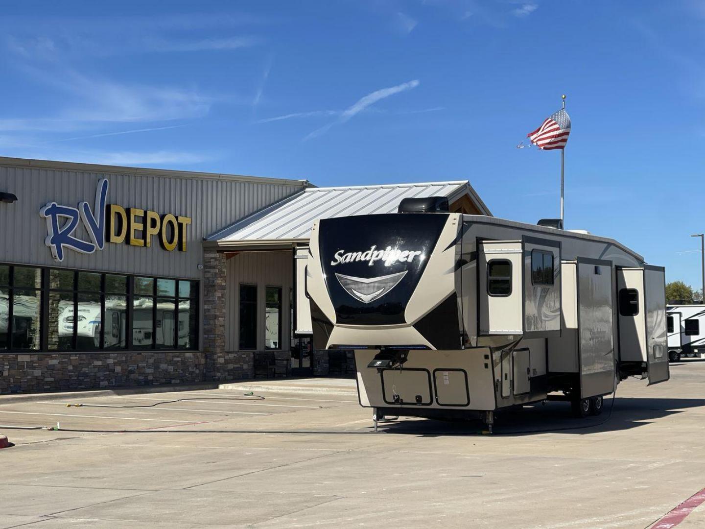 2018 FOREST RIVER SANDPIPER 379FLOK (4X4FSAP20JJ) , Length: 41.42 ft. | Dry Weight: 12,819 lbs. | Gross Weight: 15,500 lbs. | Slides: 6 transmission, located at 4319 N Main Street, Cleburne, TX, 76033, (817) 221-0660, 32.435829, -97.384178 - Photo#0