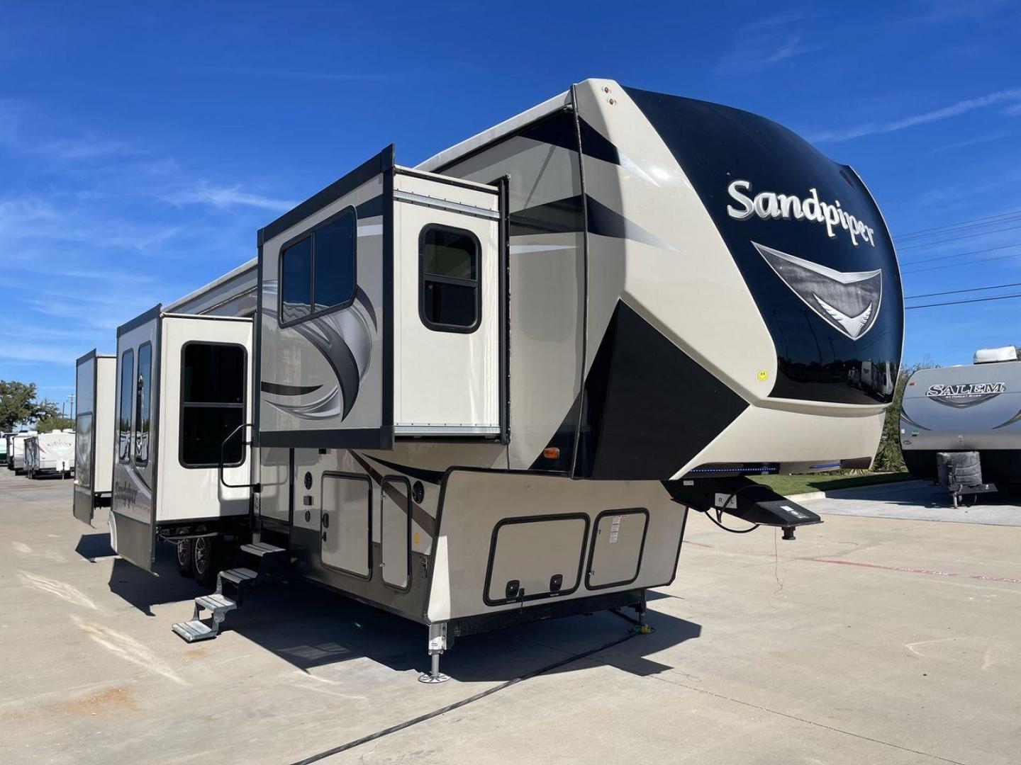 2018 FOREST RIVER SANDPIPER 379FLOK (4X4FSAP20JJ) , Length: 41.42 ft. | Dry Weight: 12,819 lbs. | Gross Weight: 15,500 lbs. | Slides: 6 transmission, located at 4319 N Main Street, Cleburne, TX, 76033, (817) 221-0660, 32.435829, -97.384178 - Photo#22