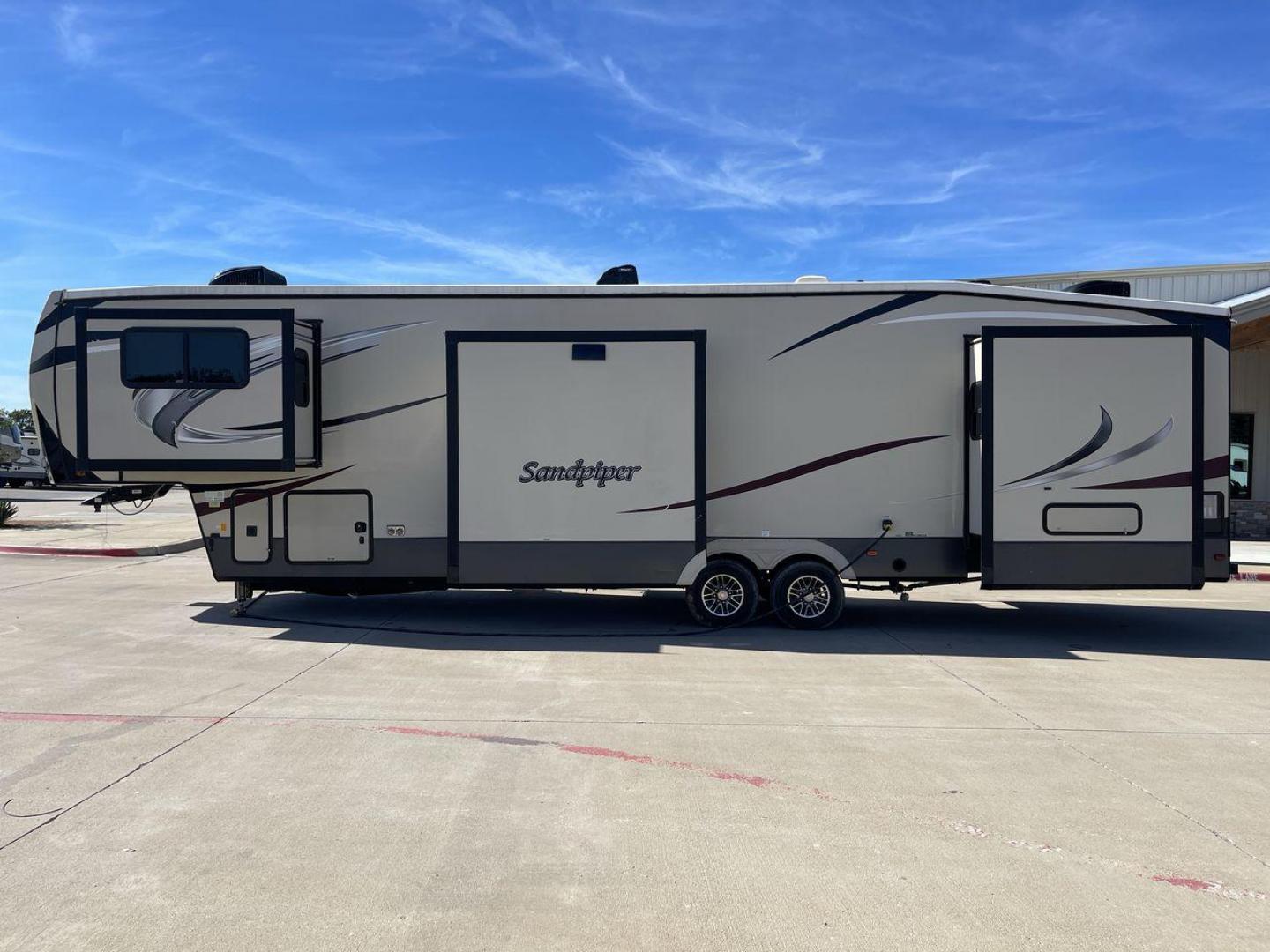 2018 FOREST RIVER SANDPIPER 379FLOK (4X4FSAP20JJ) , Length: 41.42 ft. | Dry Weight: 12,819 lbs. | Gross Weight: 15,500 lbs. | Slides: 6 transmission, located at 4319 N Main Street, Cleburne, TX, 76033, (817) 221-0660, 32.435829, -97.384178 - Photo#23