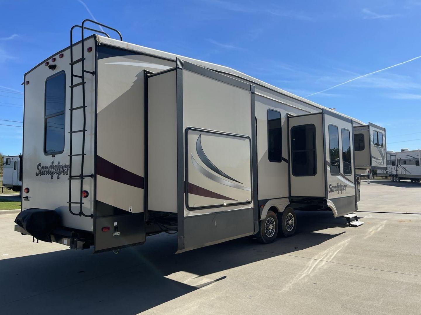 2018 FOREST RIVER SANDPIPER 379FLOK (4X4FSAP20JJ) , Length: 41.42 ft. | Dry Weight: 12,819 lbs. | Gross Weight: 15,500 lbs. | Slides: 6 transmission, located at 4319 N Main Street, Cleburne, TX, 76033, (817) 221-0660, 32.435829, -97.384178 - Photo#24