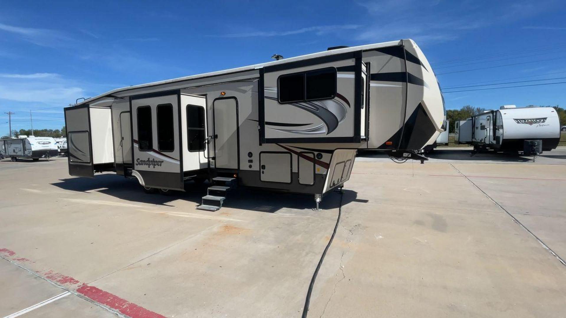 2018 FOREST RIVER SANDPIPER 379FLOK (4X4FSAP20JJ) , Length: 41.42 ft. | Dry Weight: 12,819 lbs. | Gross Weight: 15,500 lbs. | Slides: 6 transmission, located at 4319 N Main Street, Cleburne, TX, 76033, (817) 221-0660, 32.435829, -97.384178 - Photo#3