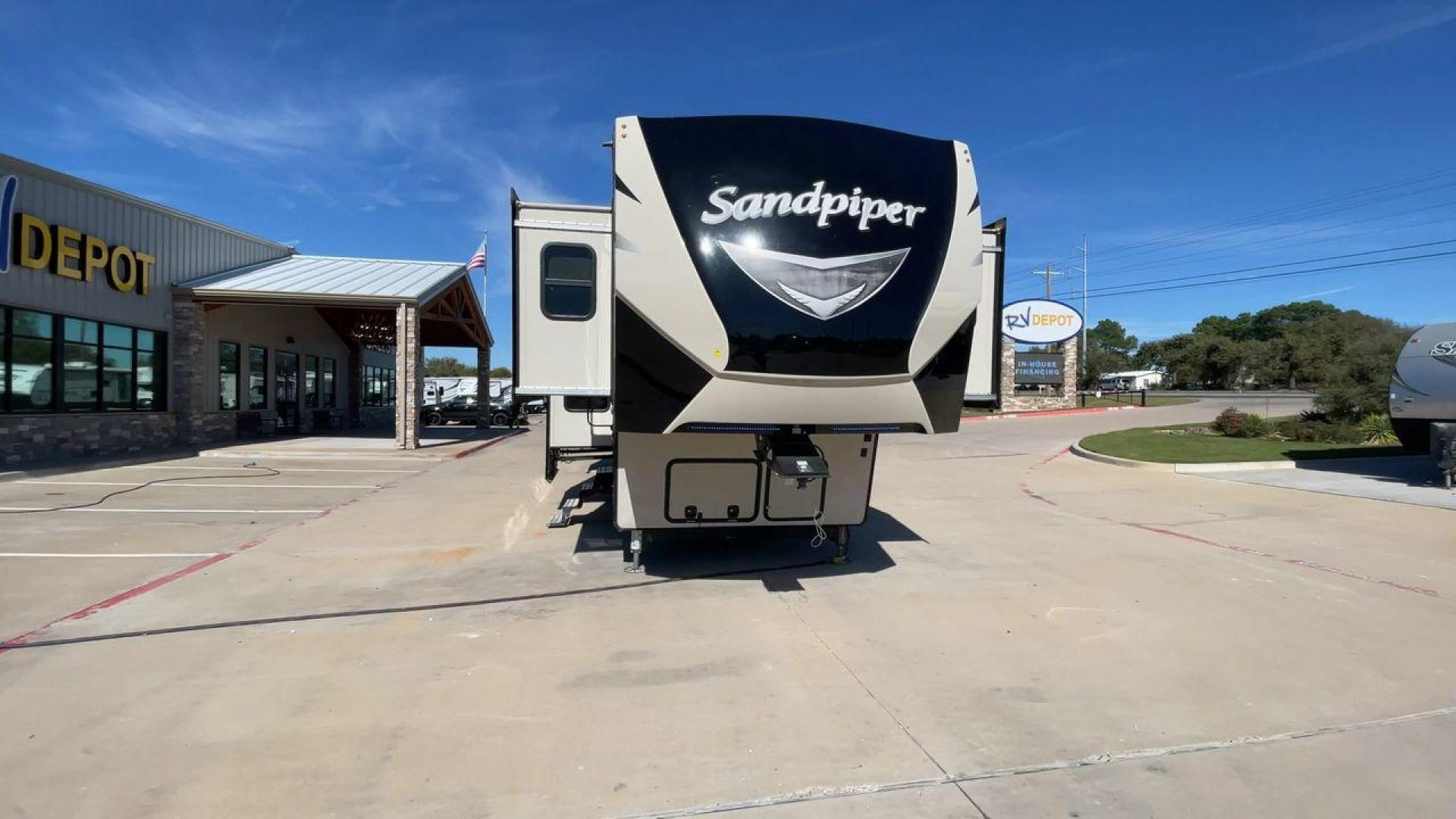 2018 FOREST RIVER SANDPIPER 379FLOK (4X4FSAP20JJ) , Length: 41.42 ft. | Dry Weight: 12,819 lbs. | Gross Weight: 15,500 lbs. | Slides: 6 transmission, located at 4319 N Main Street, Cleburne, TX, 76033, (817) 221-0660, 32.435829, -97.384178 - Photo#4