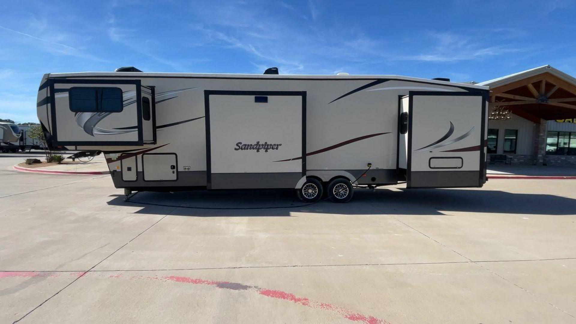 2018 FOREST RIVER SANDPIPER 379FLOK (4X4FSAP20JJ) , Length: 41.42 ft. | Dry Weight: 12,819 lbs. | Gross Weight: 15,500 lbs. | Slides: 6 transmission, located at 4319 N Main Street, Cleburne, TX, 76033, (817) 221-0660, 32.435829, -97.384178 - Photo#6