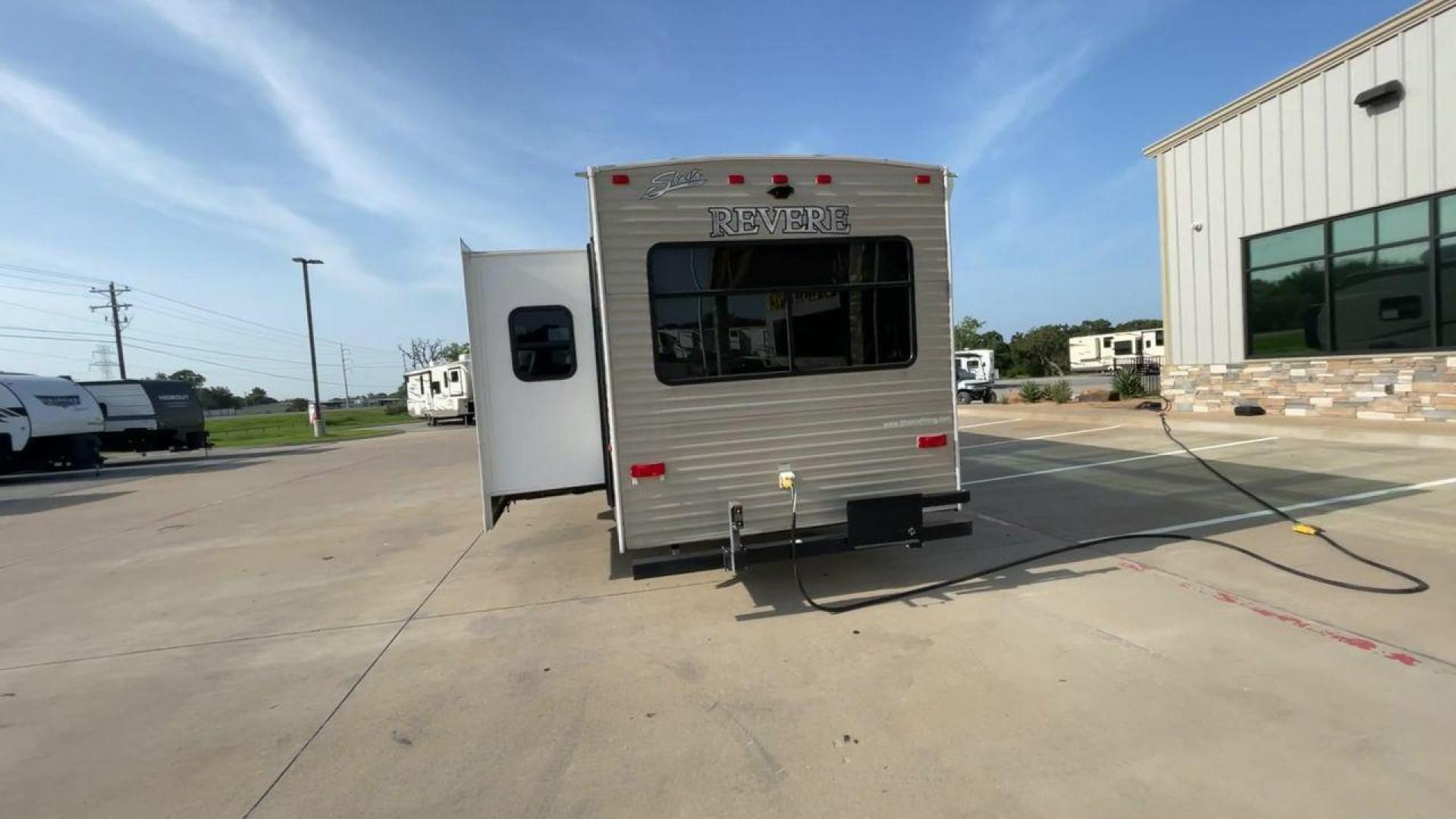 2018 FOREST RIVER SHASTA REVERE 27RL (5ZT2SHSB5JE) , located at 4319 N Main Street, Cleburne, TX, 76033, (817) 221-0660, 32.435829, -97.384178 - Photo#8