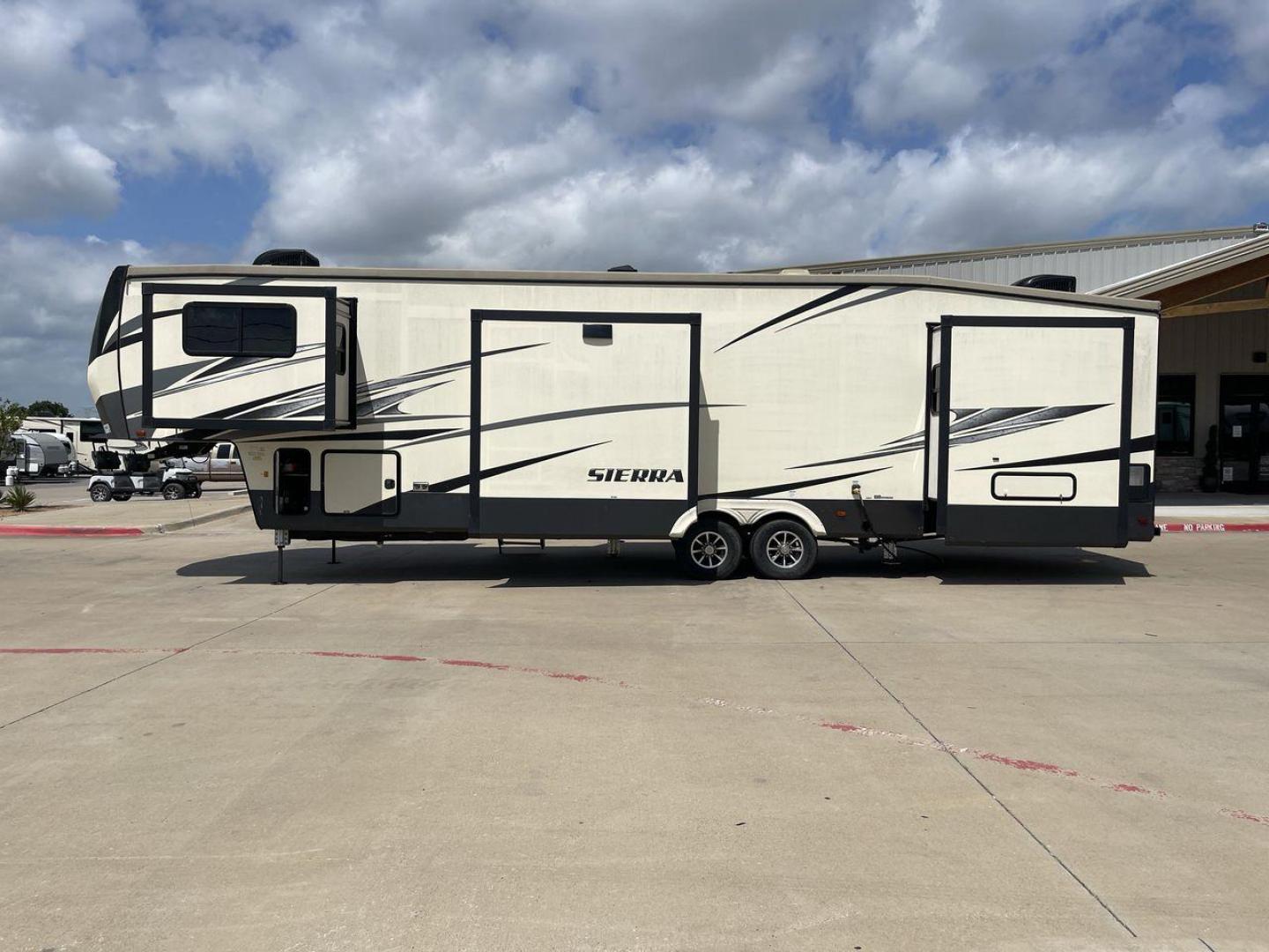 2018 FOREST RIVER SIERRA 379FLOK (4X4FSEP23JJ) , located at 4319 N Main Street, Cleburne, TX, 76033, (817) 221-0660, 32.435829, -97.384178 - Photo#24