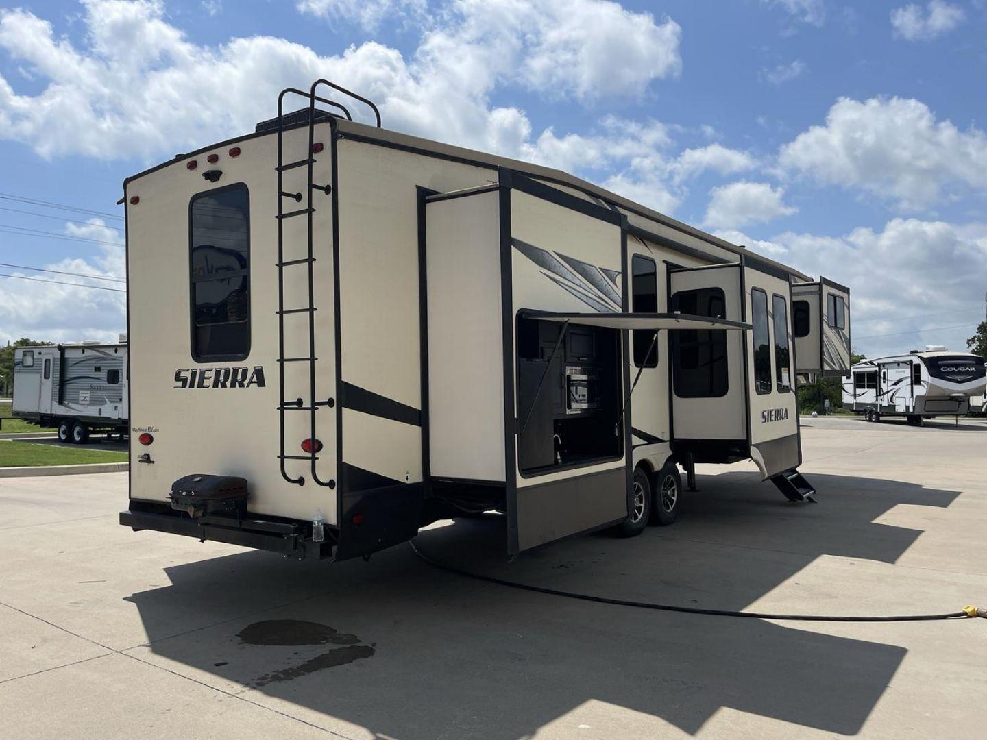 2018 FOREST RIVER SIERRA 379FLOK (4X4FSEP23JJ) , located at 4319 N Main Street, Cleburne, TX, 76033, (817) 221-0660, 32.435829, -97.384178 - Photo#25