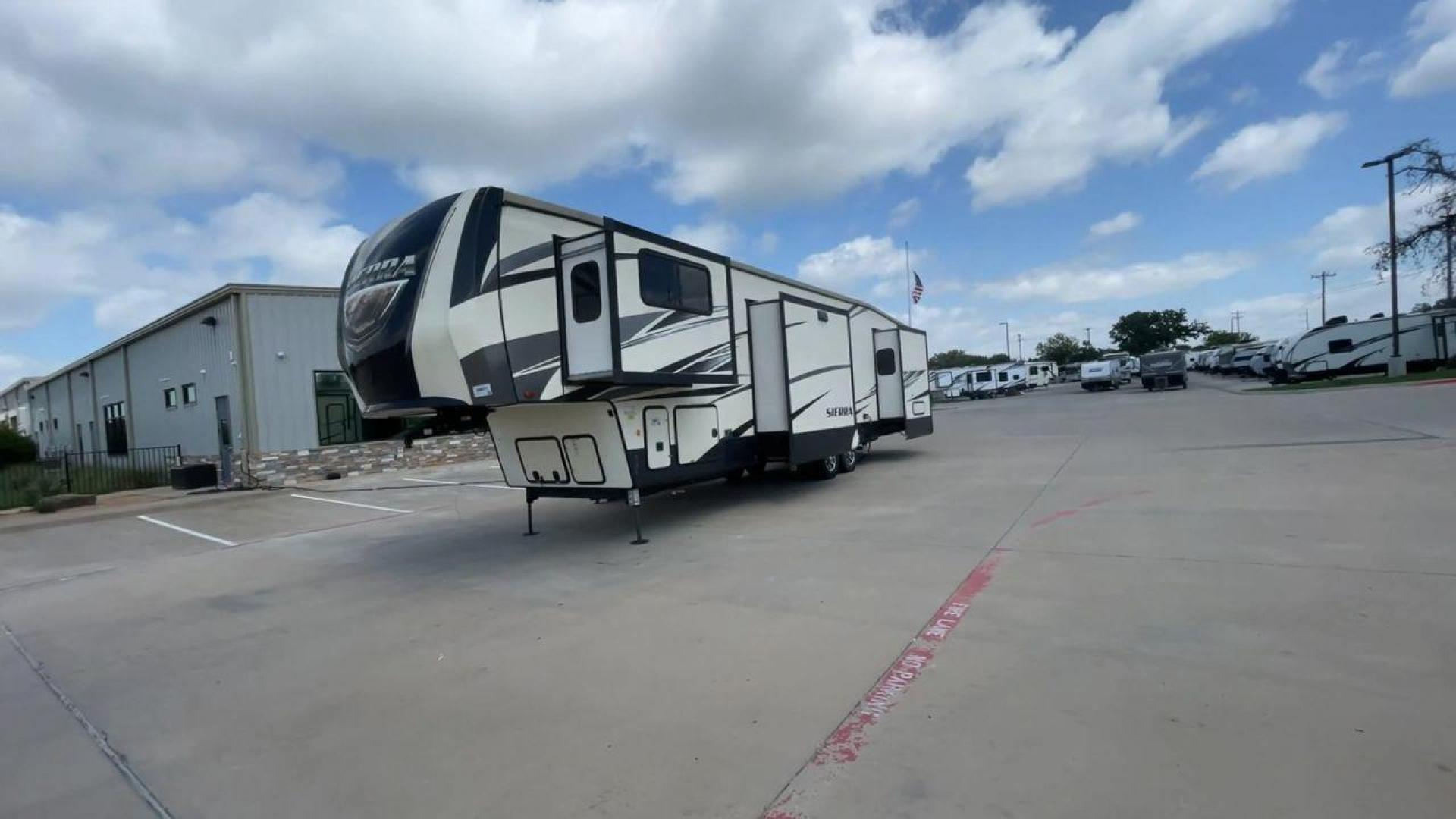 2018 FOREST RIVER SIERRA 379FLOK (4X4FSEP23JJ) , located at 4319 N Main Street, Cleburne, TX, 76033, (817) 221-0660, 32.435829, -97.384178 - Photo#5