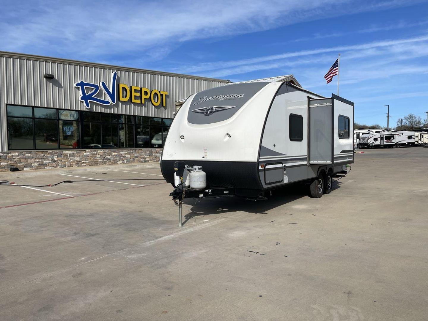 2018 FOREST RIVER SURVEYOR 201RBS (4X4TSVV27JL) , located at 4319 N Main Street, Cleburne, TX, 76033, (817) 221-0660, 32.435829, -97.384178 - The 2018 Forest River Surveyor 201RBS, tailored for adventure enthusiasts who refuse to compromise on luxury. Whether you're a seasoned traveler or a weekend warrior, the Surveyor 201RBS is your ultimate companion on the open road. With exterior dimensions measuring 24 feet in length, 8 feet in widt - Photo#0