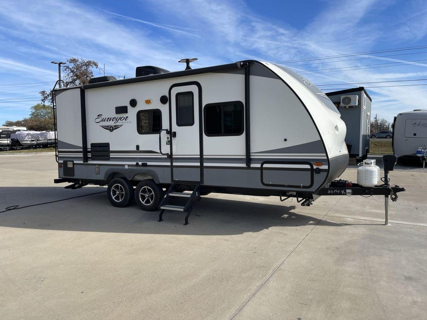 2018 FOREST RIVER SURVEYOR 201RBS (4X4TSVV27JL) , located at 4319 N Main Street, Cleburne, TX, 76033, (817) 221-0660, 32.435829, -97.384178 - The 2018 Forest River Surveyor 201RBS, tailored for adventure enthusiasts who refuse to compromise on luxury. Whether you're a seasoned traveler or a weekend warrior, the Surveyor 201RBS is your ultimate companion on the open road. With exterior dimensions measuring 24 feet in length, 8 feet in widt - Photo#23